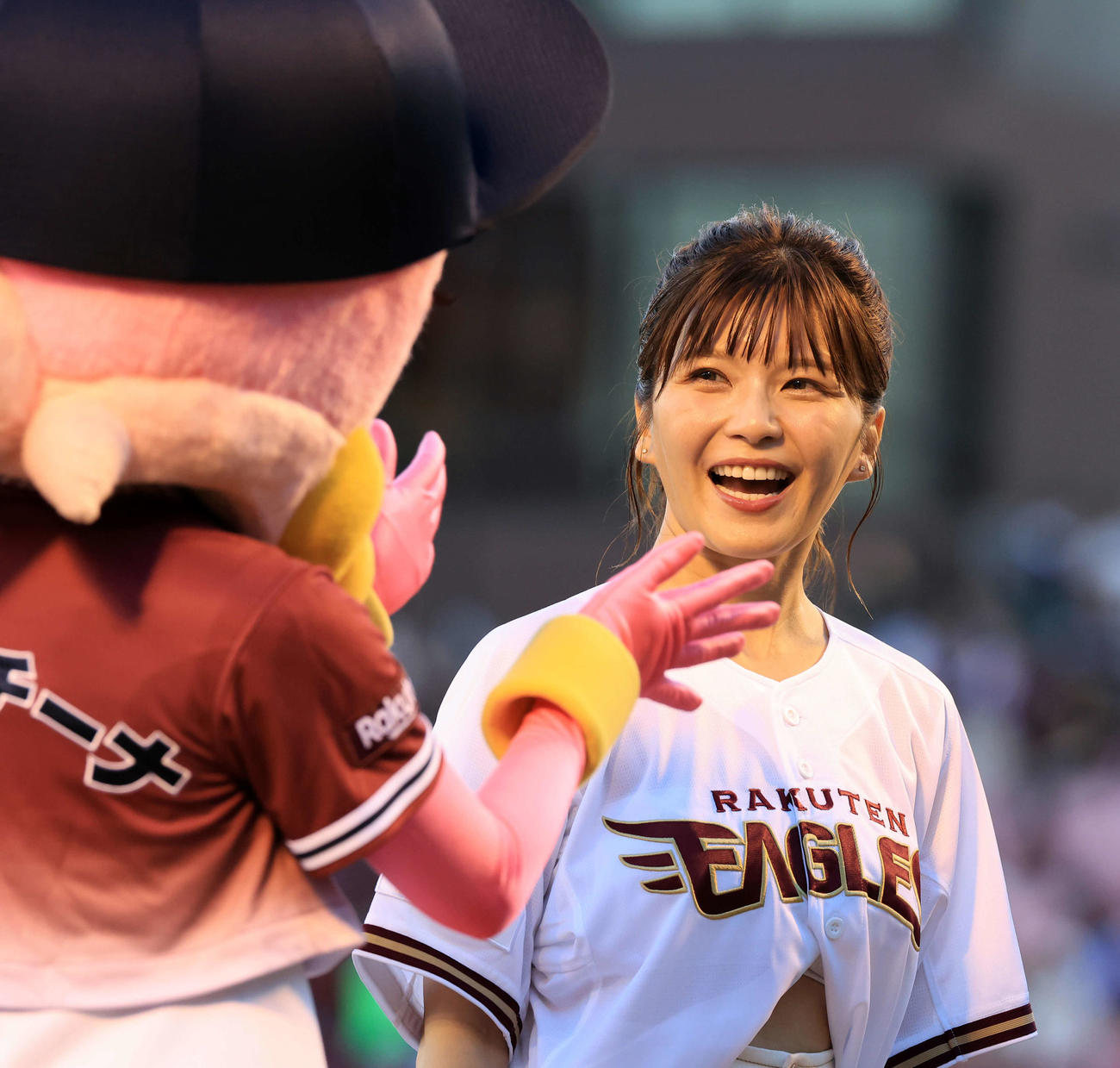 楽天対ソフトバンク　セレモニアルピッチに登場したAAAの宇野実彩子（撮影・浅見桂子）