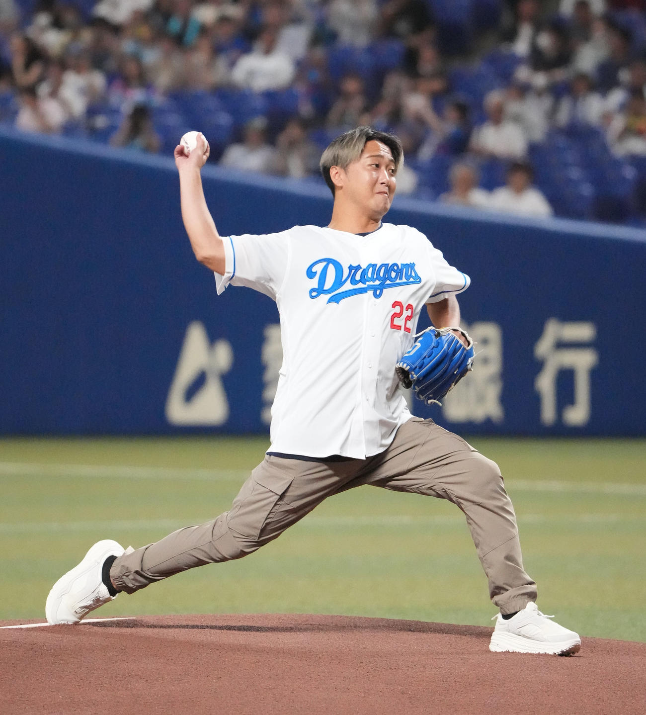 中日対DeNA　試合前、セレモニアルピッチを行うDa－iCEの大野雄大（撮影・森本幸一）