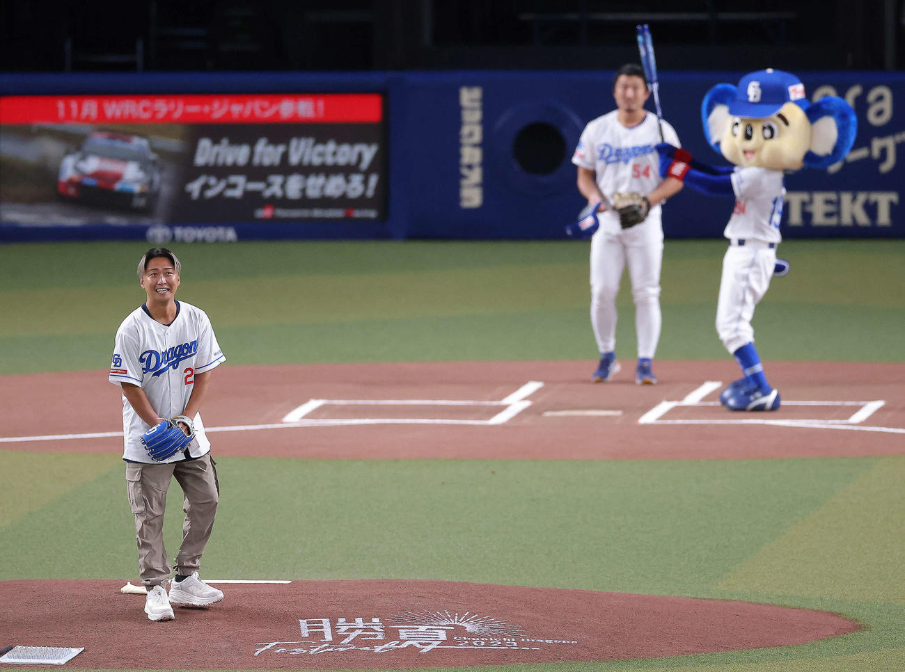 中日対DeNA　試合開始前、セレモニアルピッチを務めるDa－iCE大野雄大（撮影・河田真司）