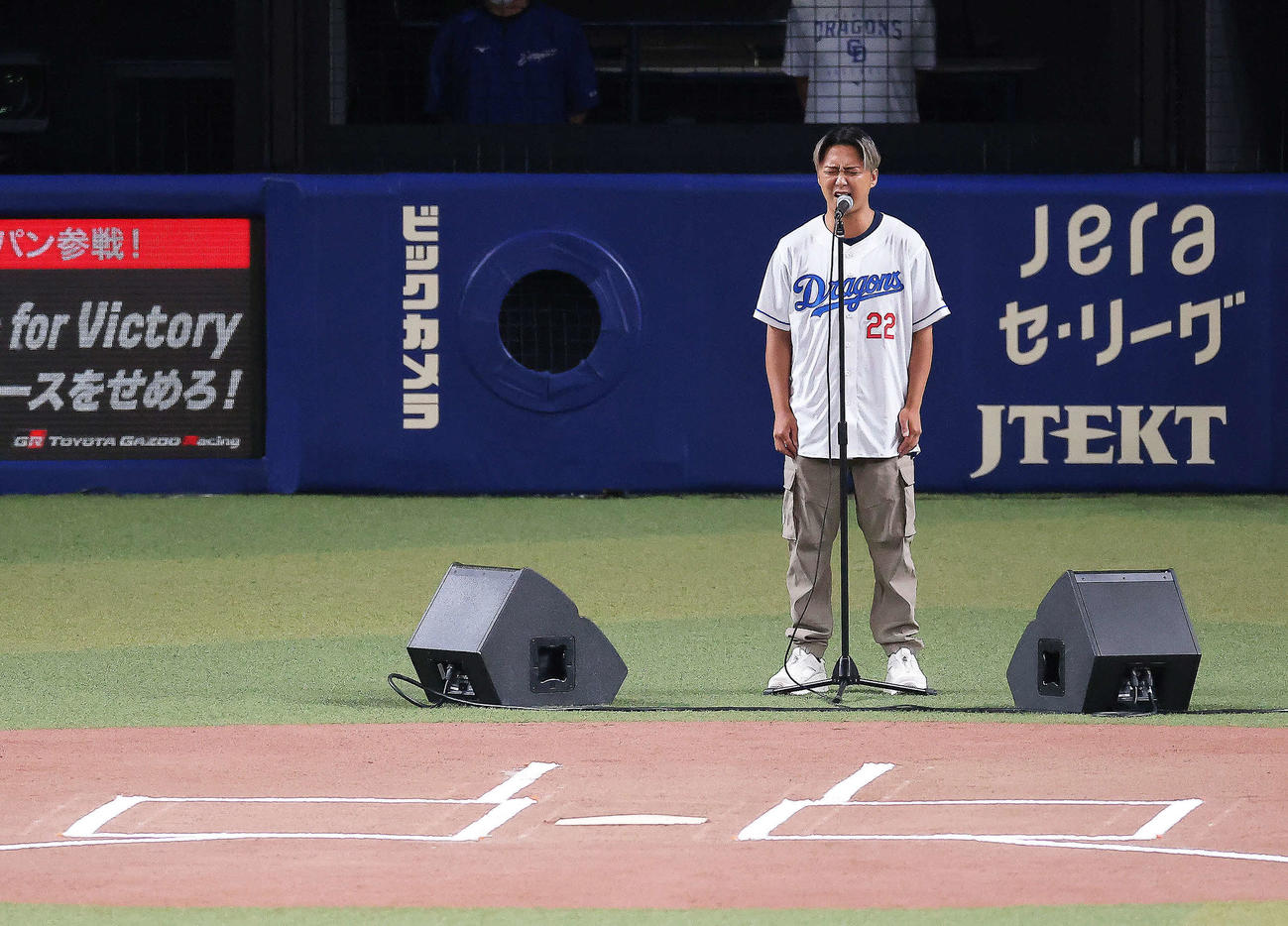 中日対DeNA　試合開始前、君が代独唱するDa－iCE大野雄大（撮影・河田真司）