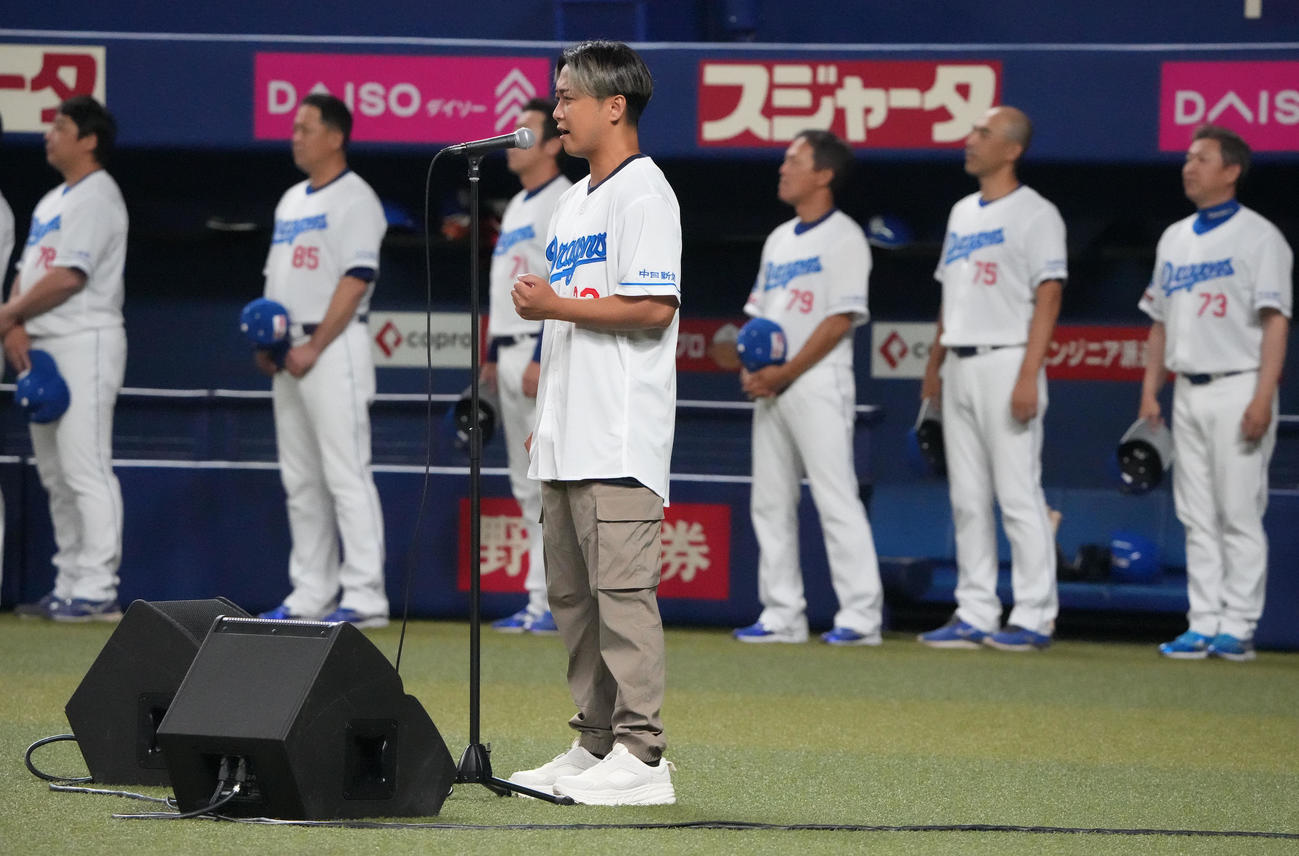中日対DeNA　試合前、君が代独唱をするDa－iCEの大野雄大（中央）（撮影・森本幸一）