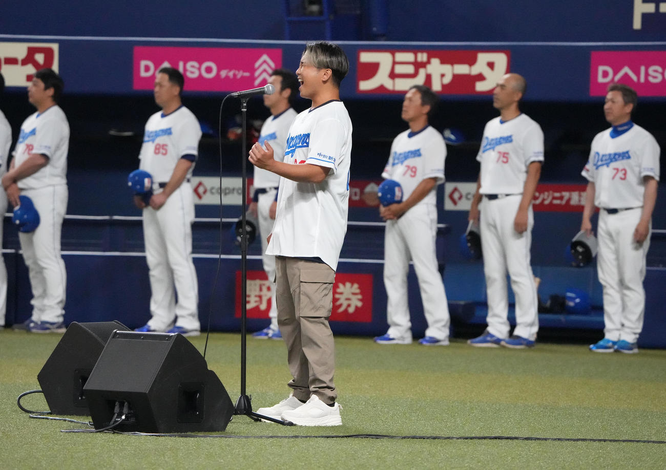 中日対DeNA　試合前、君が代独唱をするDa－iCEの大野雄大（中央）（撮影・森本幸一）