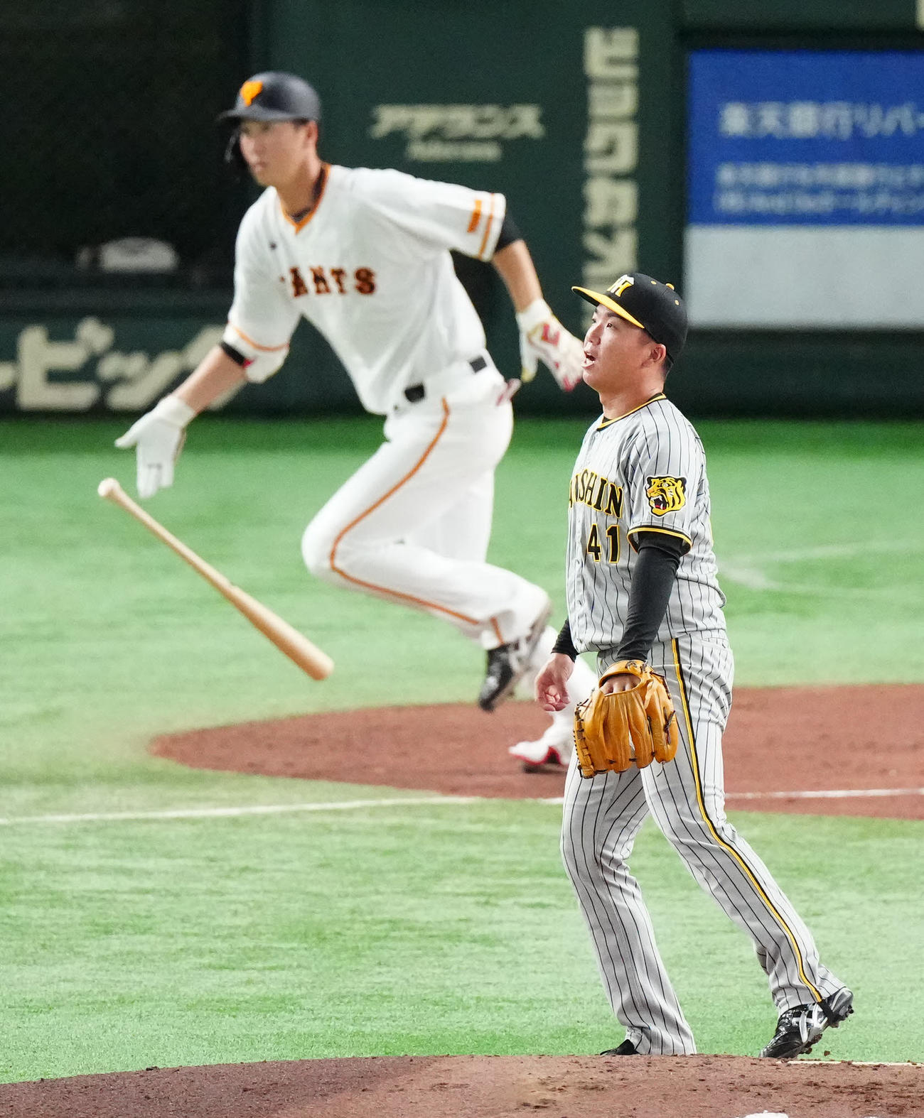 巨人対阪神　1回裏巨人2死、秋広（後方）に右前打を浴びる村上（撮影・江口和貴）