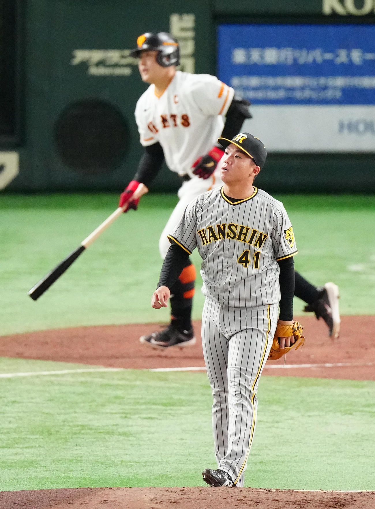 巨人対阪神　1回裏巨人2死一塁、岡本和（後方）を右飛に仕留める村上（撮影・江口和貴）
