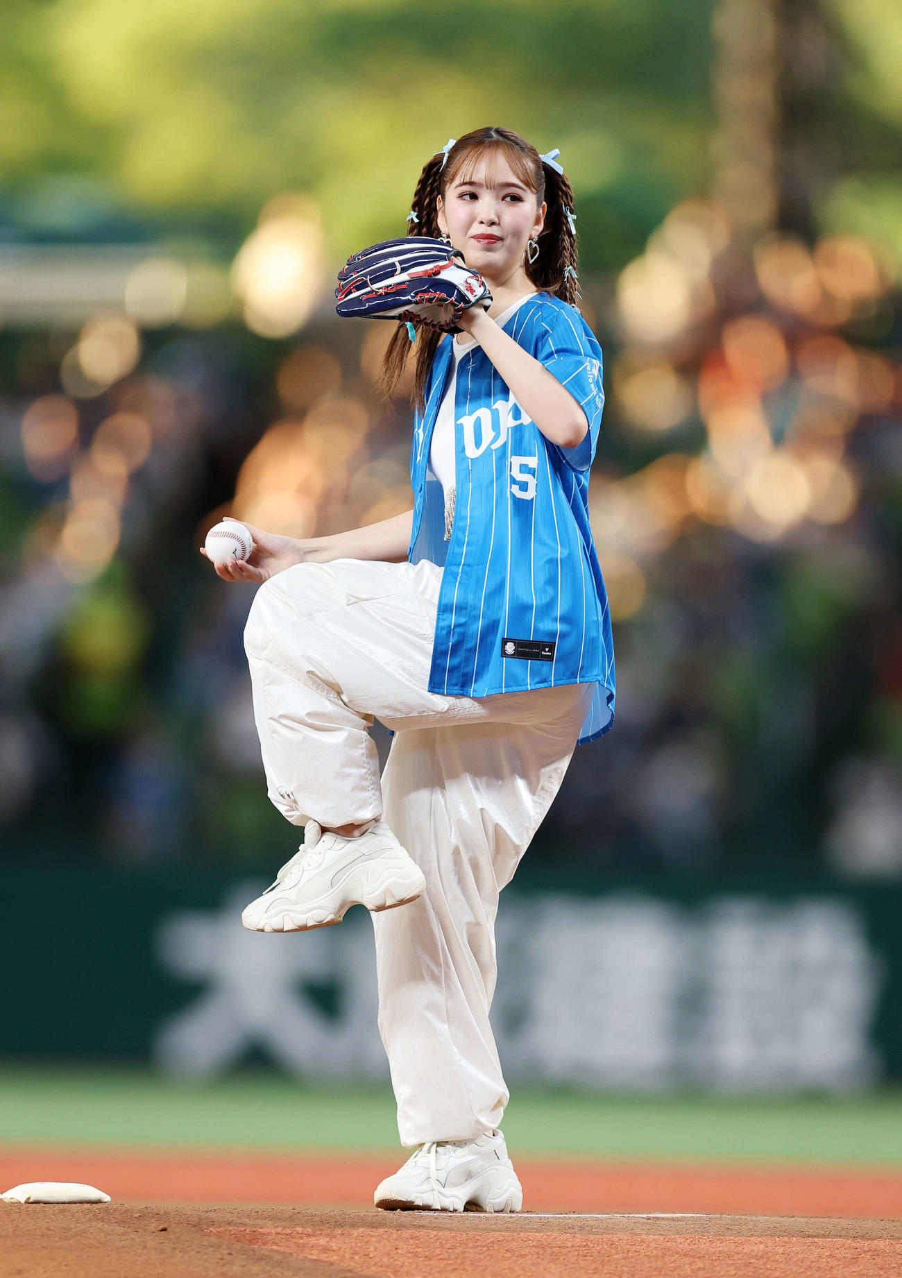 西武対日本ハム　セレモニアルピッチに臨む藤田ニコル（撮影・鈴木正人）