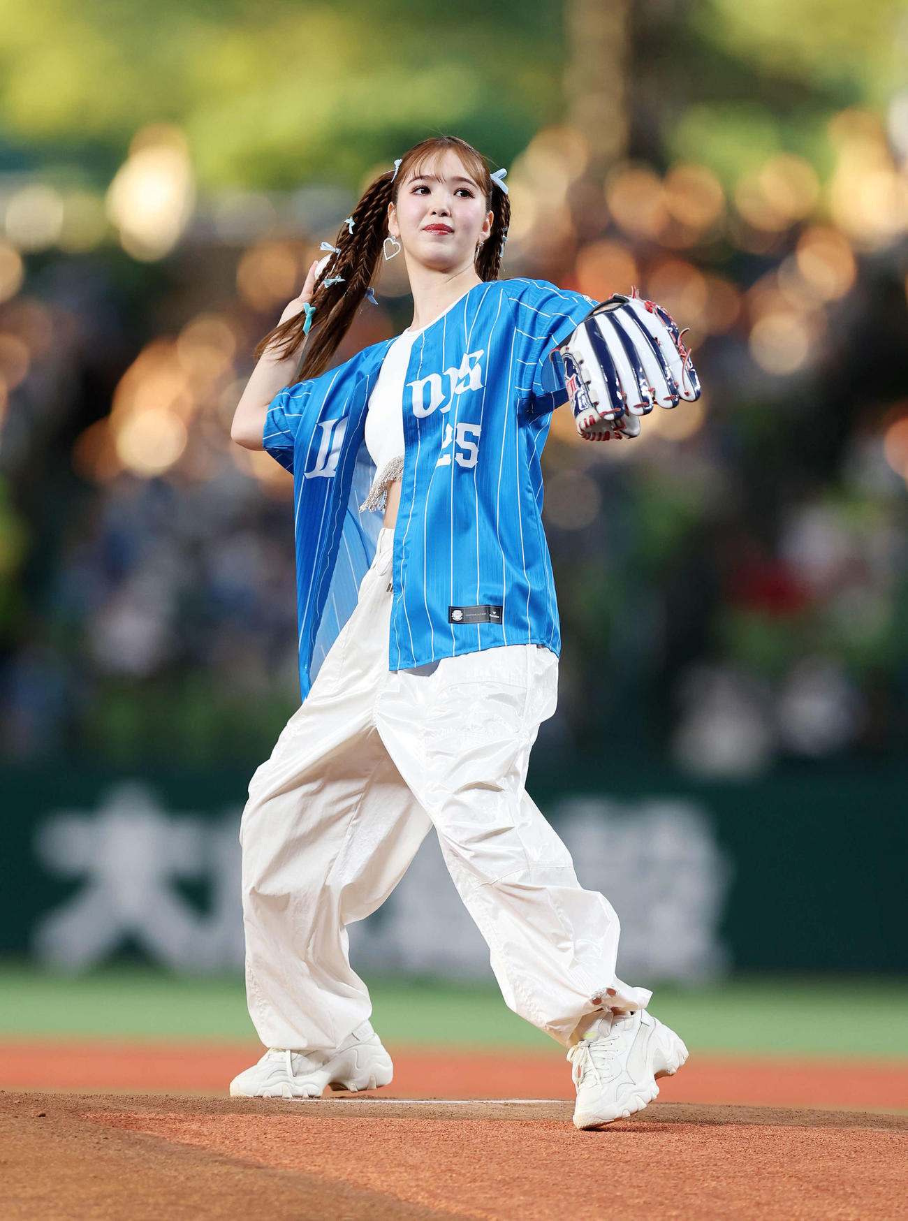 西武対日本ハム　セレモニアルピッチに臨む藤田ニコル（撮影・鈴木正人）