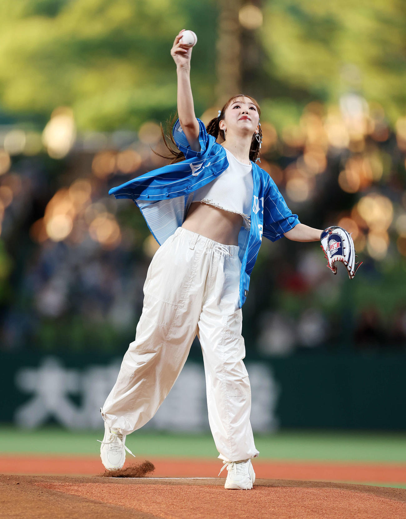 西武対日本ハム　セレモニアルピッチに臨む藤田ニコル（撮影・鈴木正人）