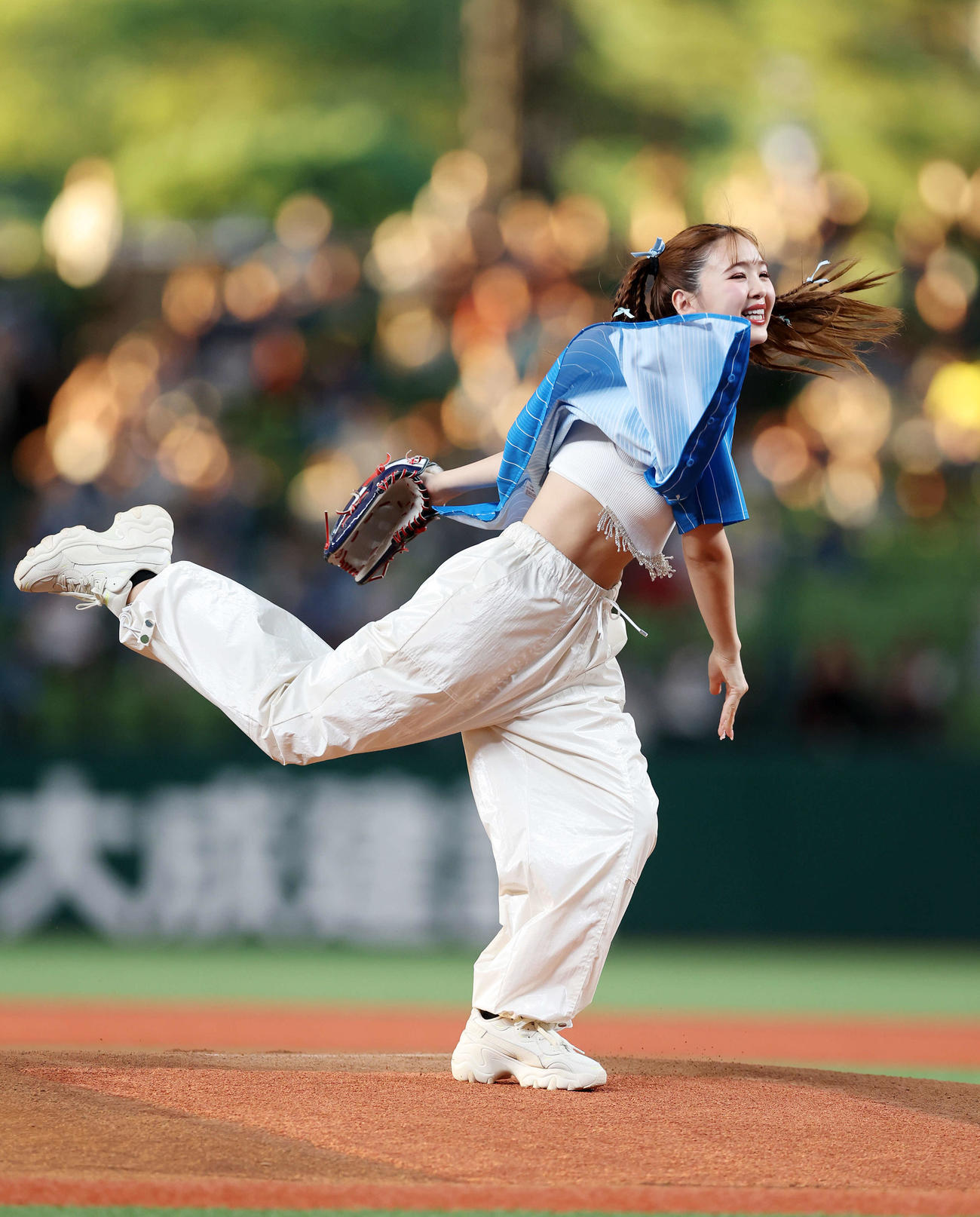 西武対日本ハム　セレモニアルピッチに臨む藤田ニコル（撮影・鈴木正人）