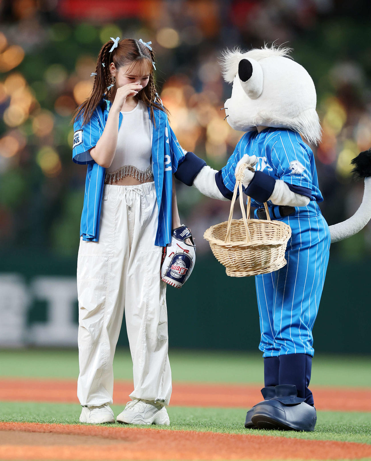 西武対日本ハム　セレモニアルピッチを終えた藤田ニコル（撮影・鈴木正人）