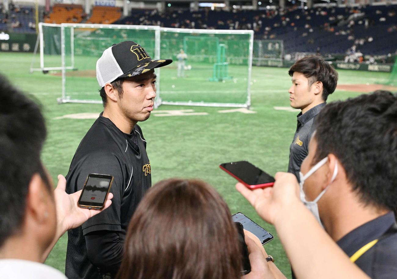 巨人対阪神　試合前練習を終え取材に応じる阪神青柳（撮影・滝沢徹郎）