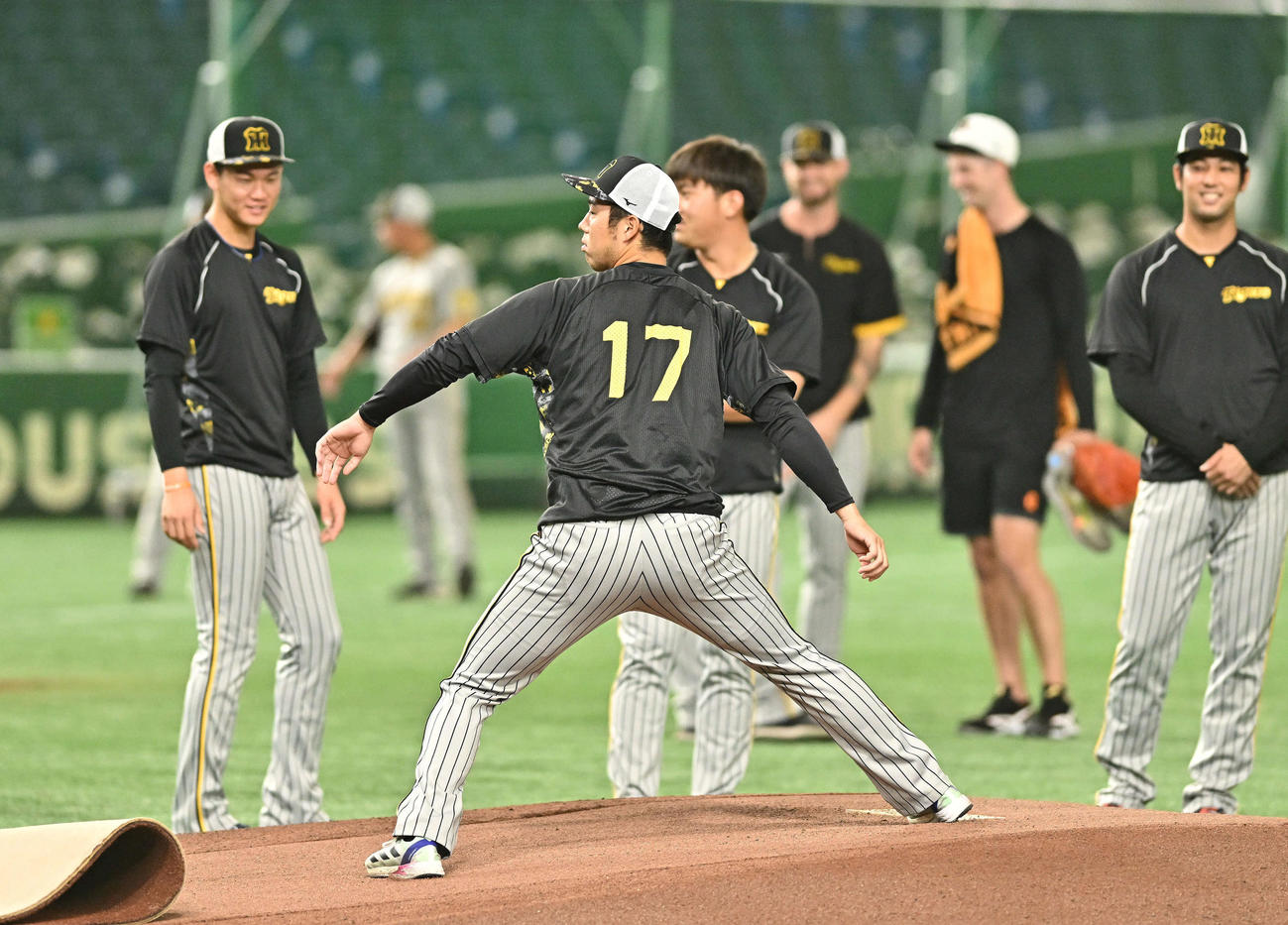 巨人対阪神　試合前練習で東京ドームのマウンドを確かめる阪神青柳（撮影・滝沢徹郎）
