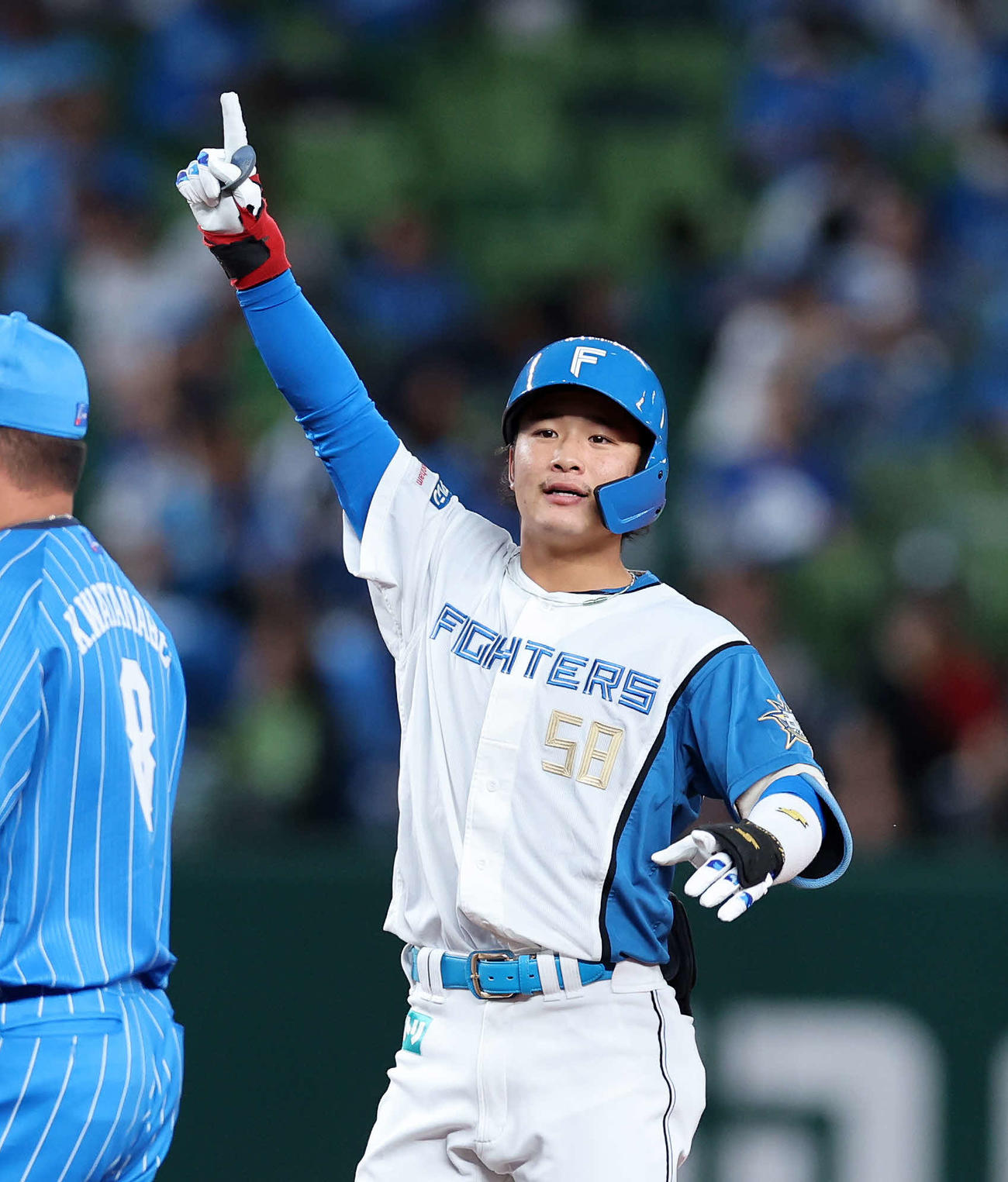 西武対日本ハム　1回表日本ハム無死、奈良間は左越え二塁打を放ちポーズを決める（撮影・鈴木正人）