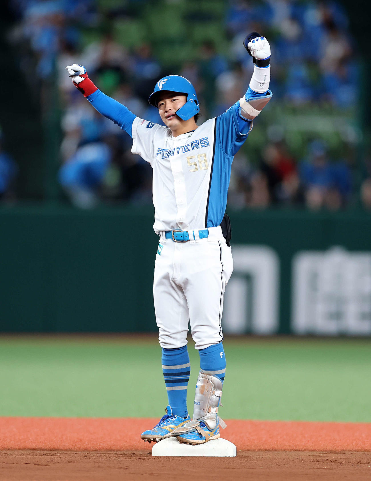 西武対日本ハム　1回表日本ハム無死、奈良間は左越え二塁打を放ちガッツポーズ（撮影・鈴木正人）