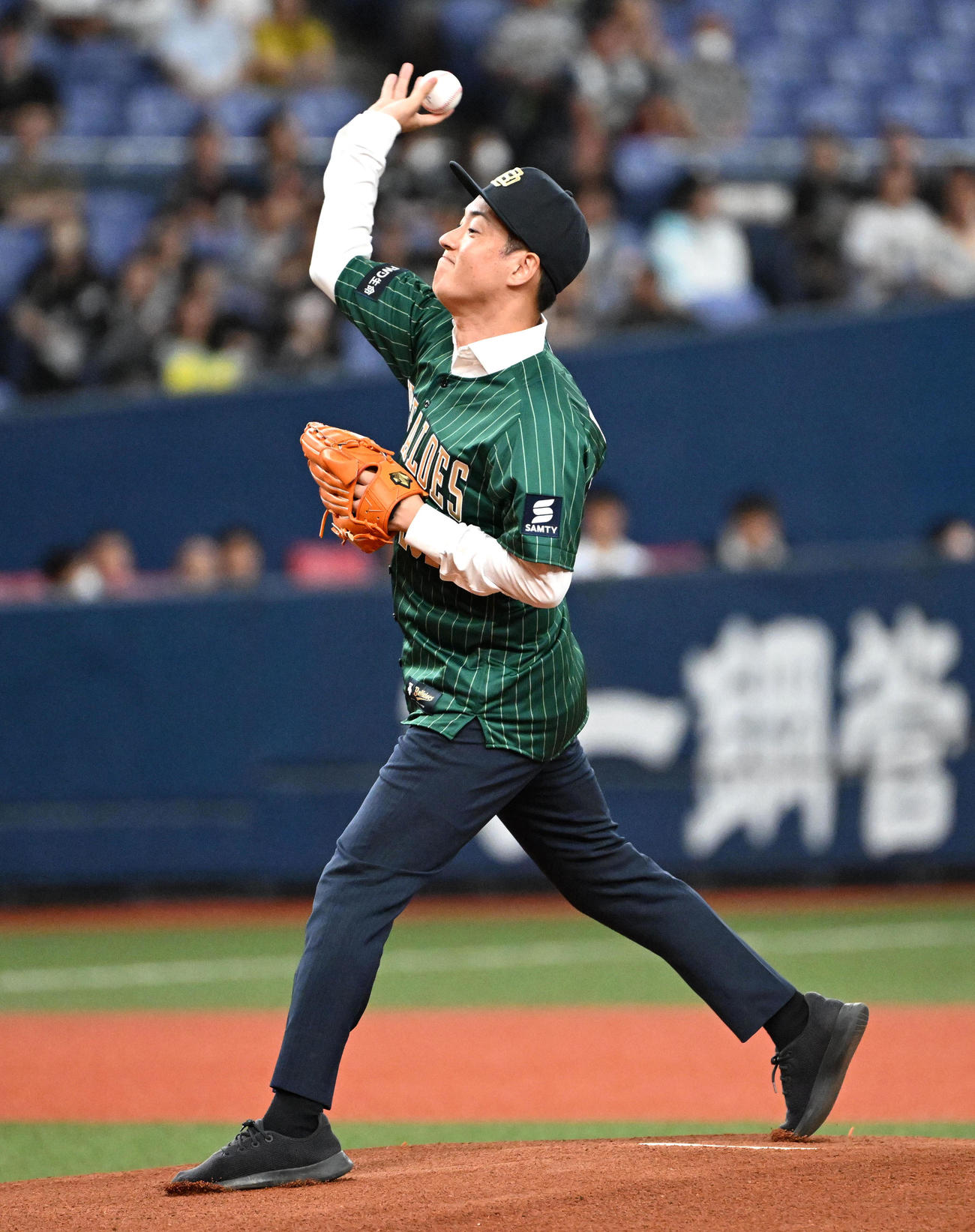 始球式を務める大阪市長の横山英幸氏（撮影・石井愛子）