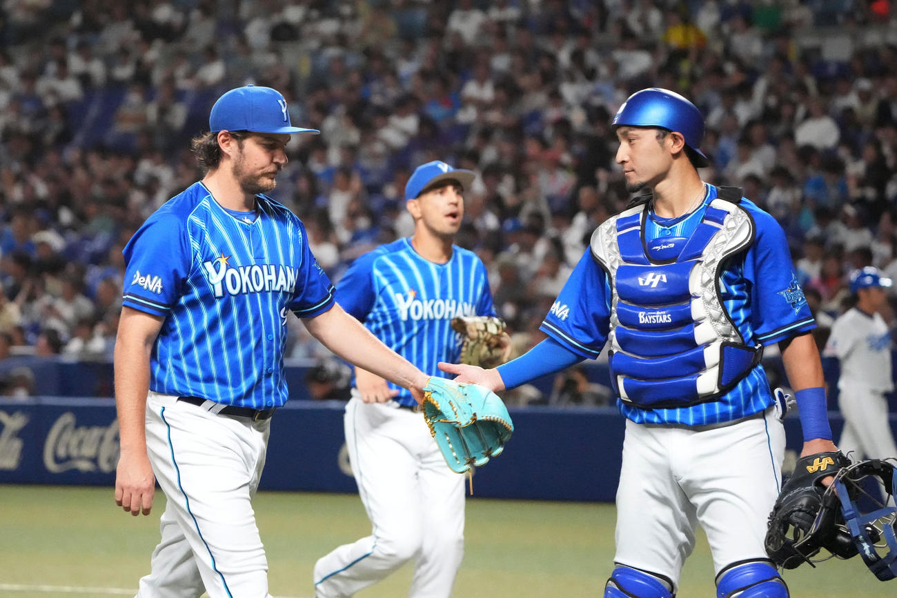 中日対DeNA 1回終了、伊藤とタッチを交わしベンチへ戻るバウアー（左）（撮影・森本幸一）