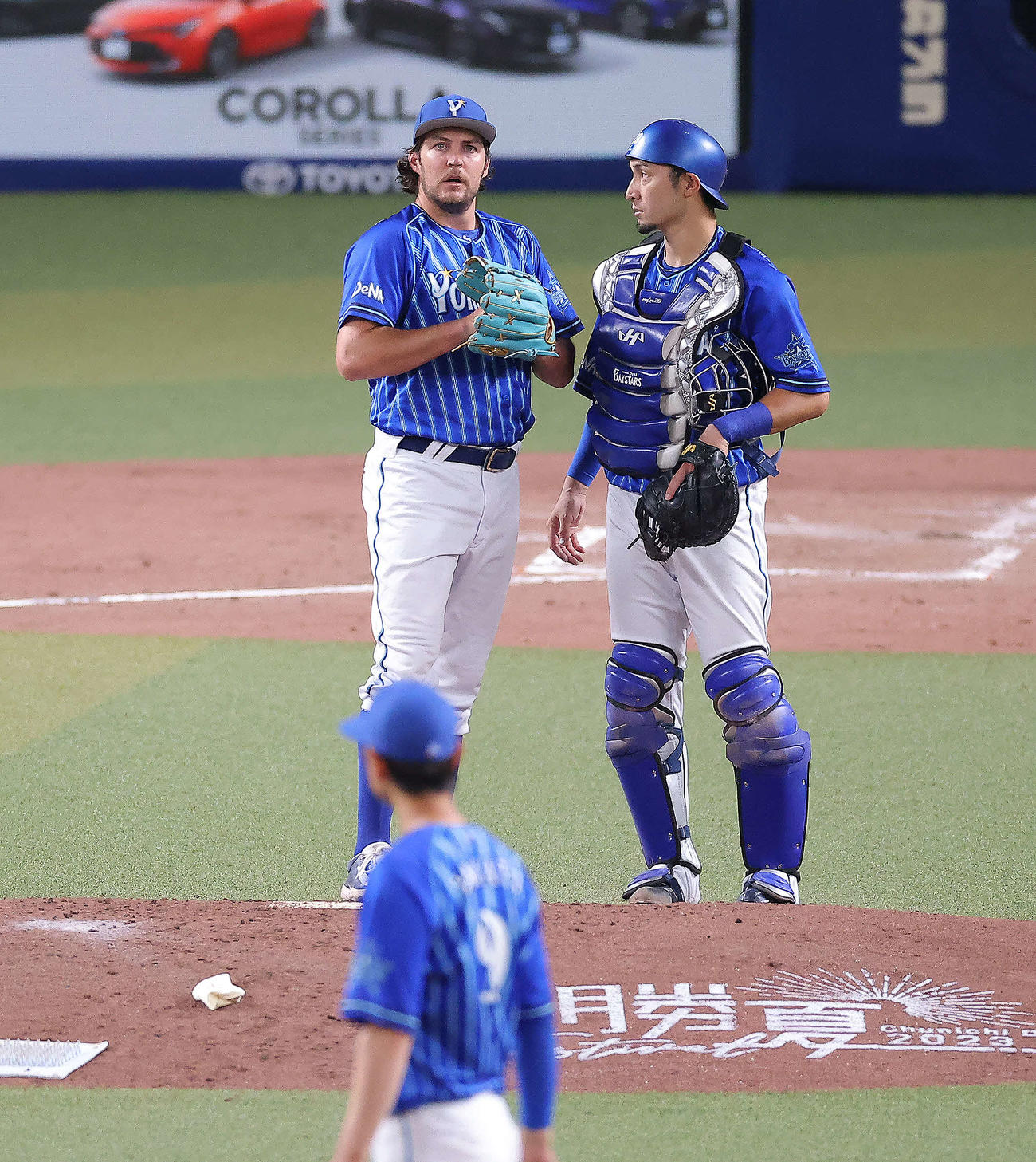 中日対DeNA 2回裏中日1死一塁、村松に四球を与え言葉を交わすバウアー（左）と伊藤（撮影・河田真司）