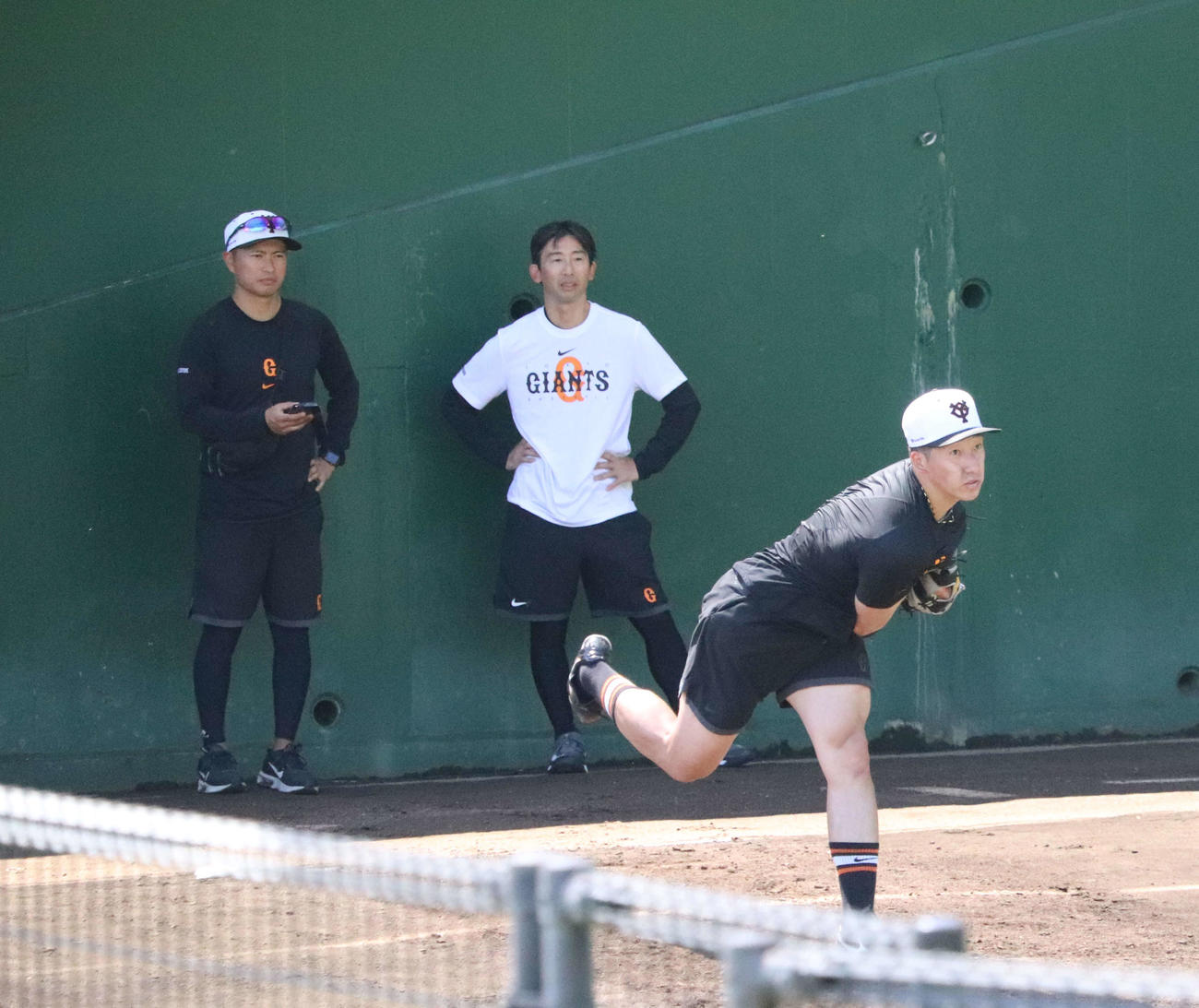 ジャイアンツ球場のブルペンで捕手を立たせて投球する巨人大勢（手前（撮影・小早川宗一郎）