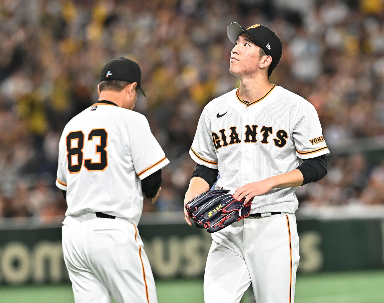 巨人対阪神　5回表途中で降板する巨人戸郷（右）と原監督（撮影・滝沢徹郎）