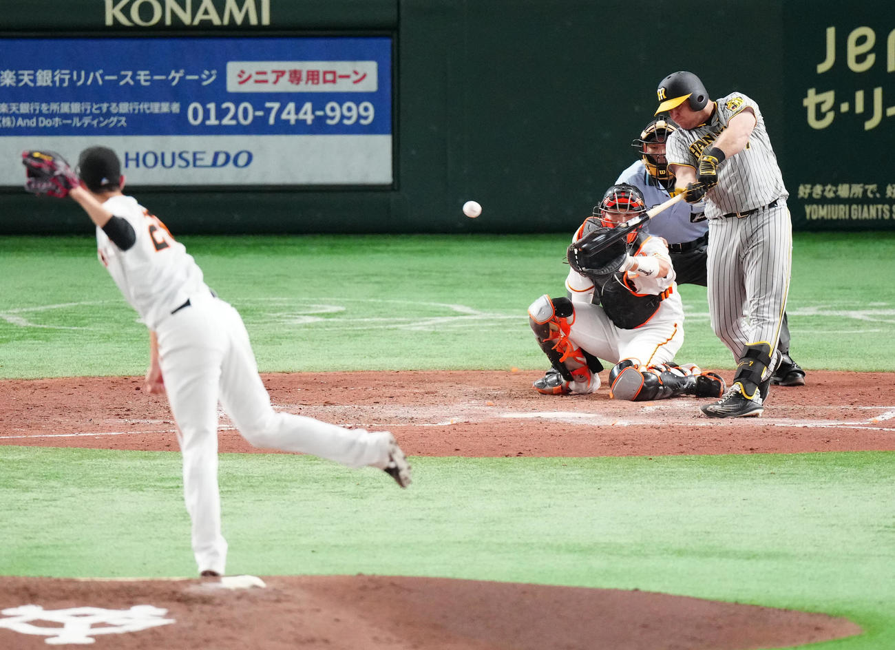 巨人対阪神　5回表阪神1死三塁、適時打を放つノイジー。投手戸郷（撮影・江口和貴）