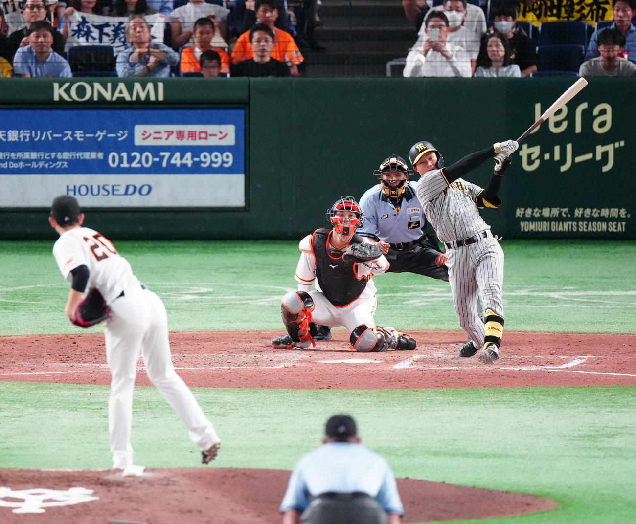 巨人対阪神　5回表阪神無死一塁、中前打を放つ森下。投手戸郷（撮影・江口和貴）