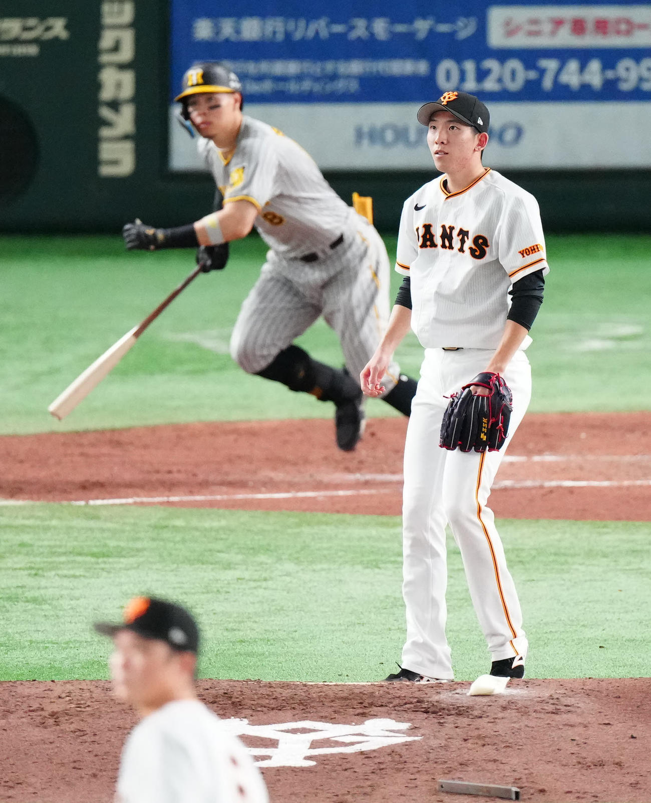 巨人対阪神　5回表阪神1死一、二塁、佐藤輝（後方）に2点適時二塁打を浴びる戸郷（撮影・江口和貴）