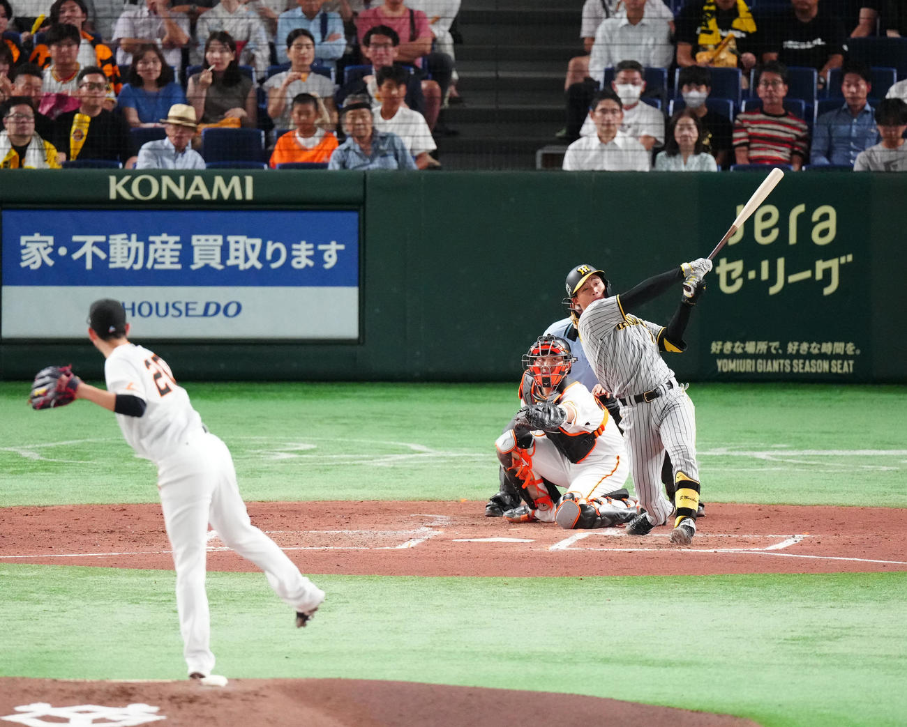 巨人対阪神　3回表阪神2死二塁、左越え先制2点本塁打を放つ森下。投手戸郷（撮影・江口和貴）