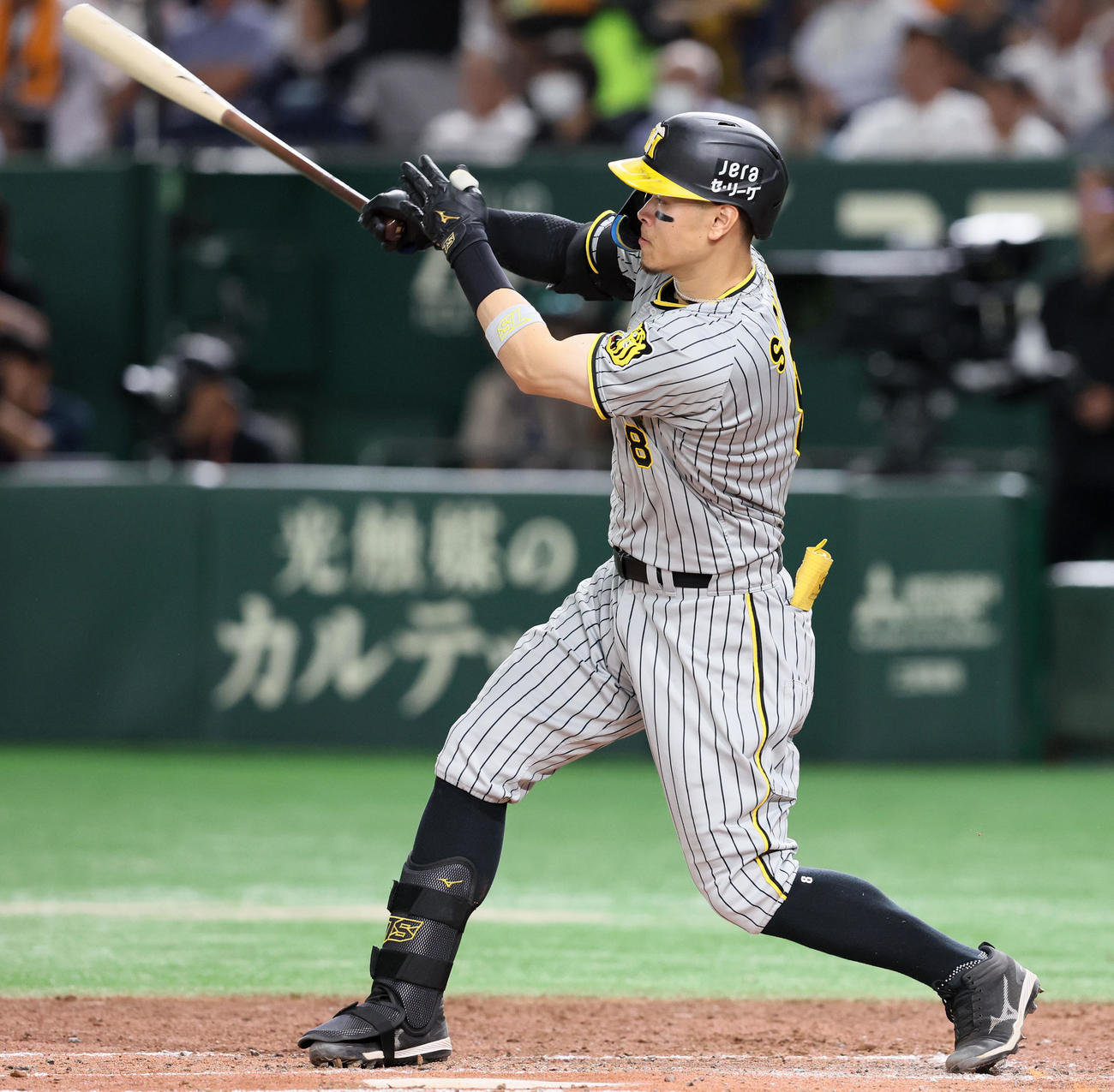 巨人対阪神　4回表阪神無死、佐藤輝は右へ三塁打を放つ（撮影・加藤哉）