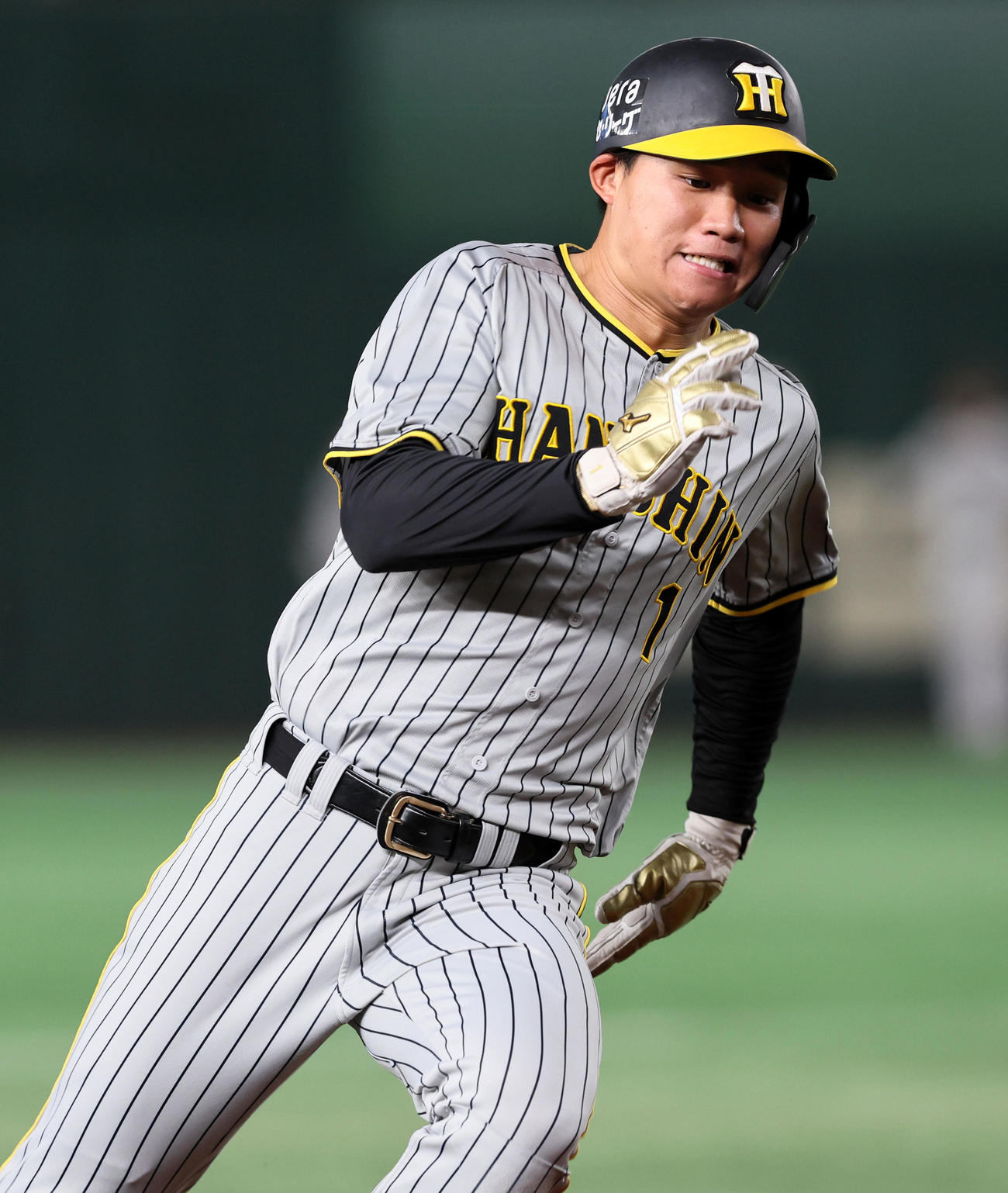 巨人対阪神　5回表阪神無死一、二塁、一塁走者森下は佐藤輝の右適時二塁打で本塁へ走る（撮影・加藤哉）