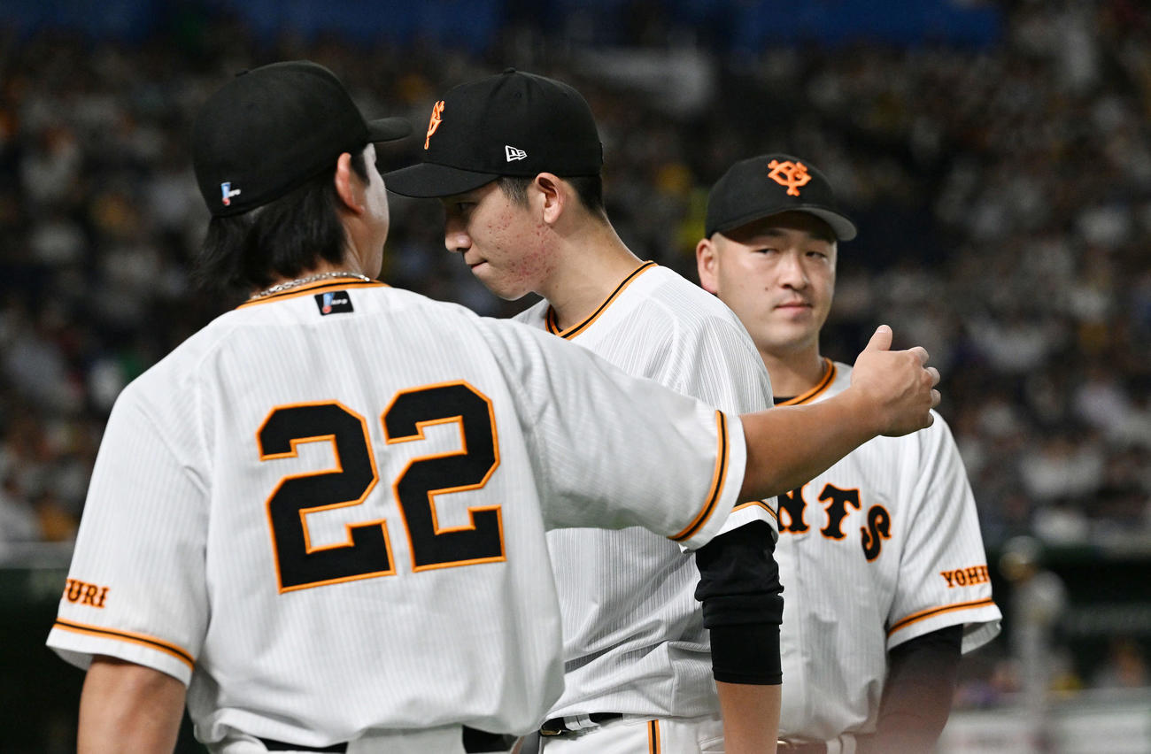 巨人対阪神　5回表途中で降板する巨人戸郷（中央）（撮影・滝沢徹郎）