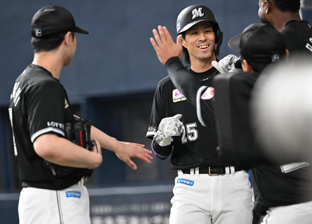 オリックス対ロッテ　1回表ロッテ1死二塁、ブロッソーの適時打で生還した岡はナインとタッチ（撮影・和賀正仁）