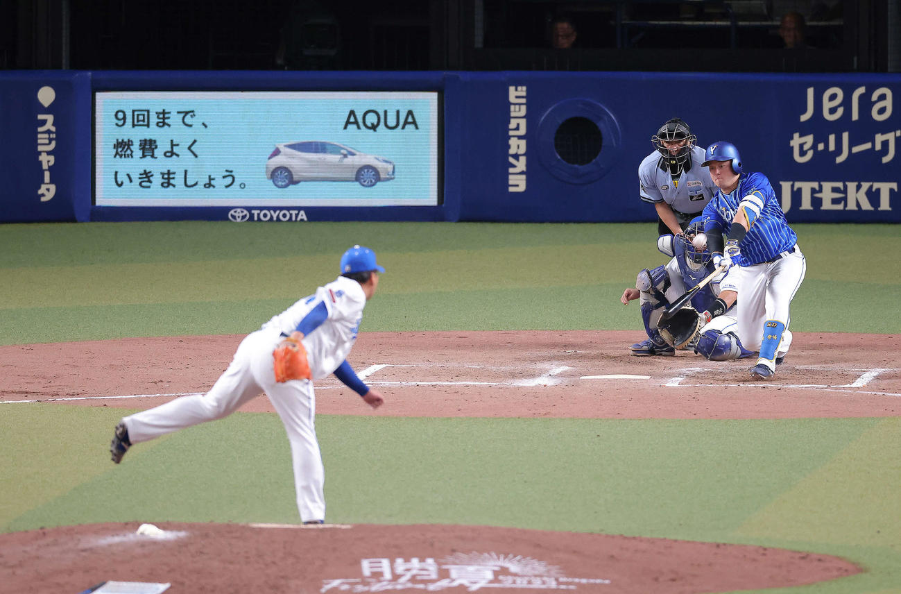 中日対DeNA 7回表DeNA1死二塁、左翼線に適時二塁打を放つ牧。投手福島（撮影・河田真司）