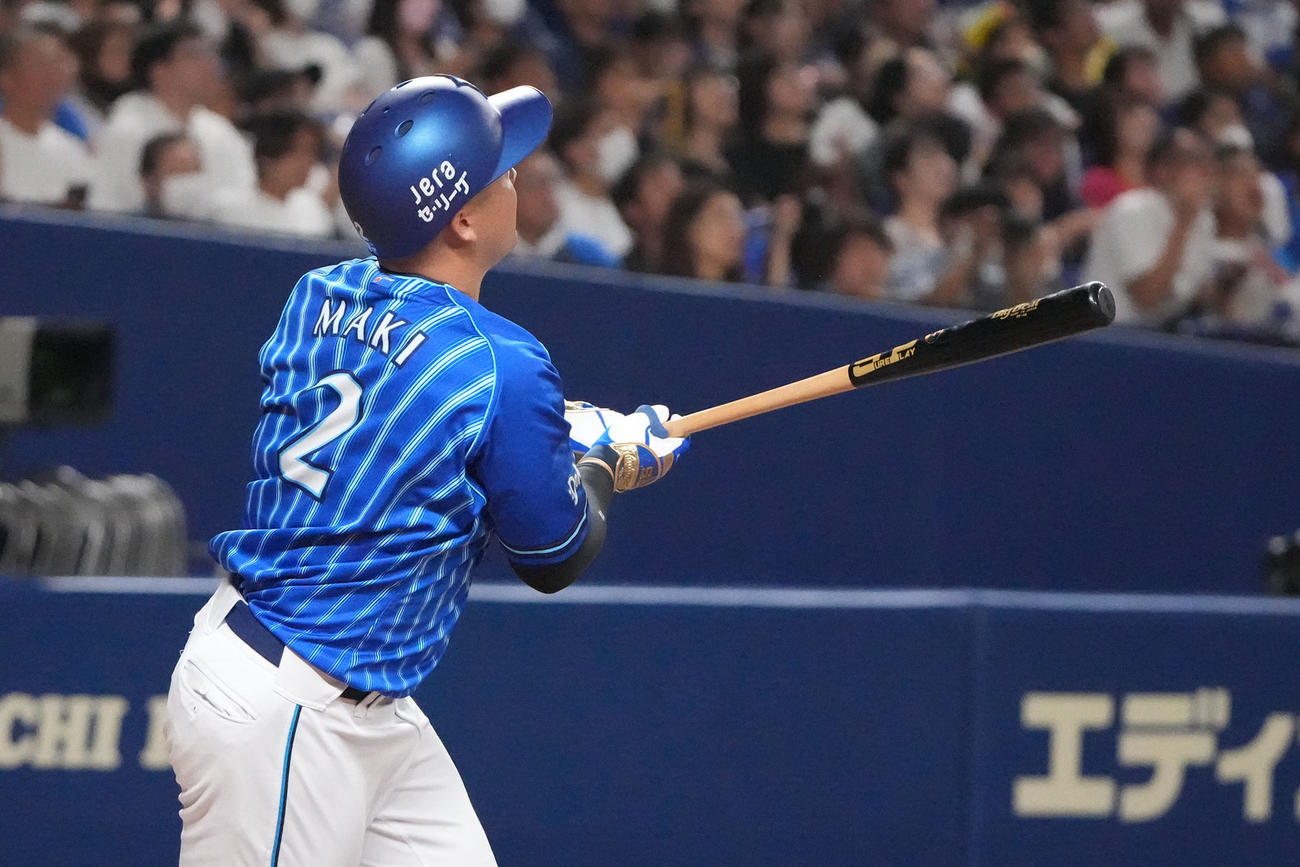 中日対DeNA 3回表DeNA無死三塁、左犠飛を放つ牧（撮影・森本幸一）