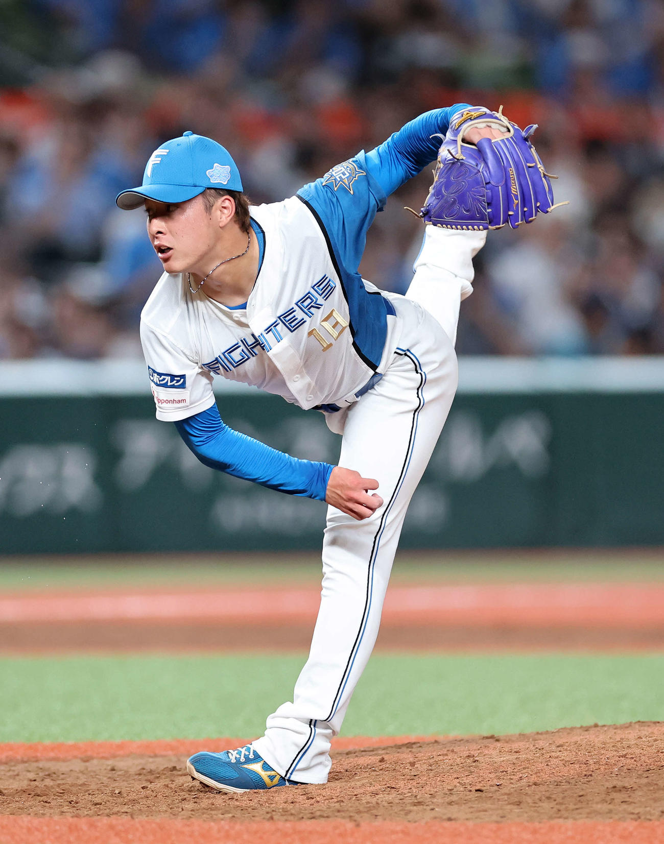 西武対日本ハム　力投する日本ハム3番手の吉田（撮影・鈴木正人）