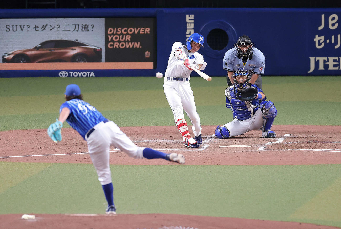 中日対DeNA 1回裏中日1死、右前打を放つ大島洋平。投手バウアー（撮影・河田真司）