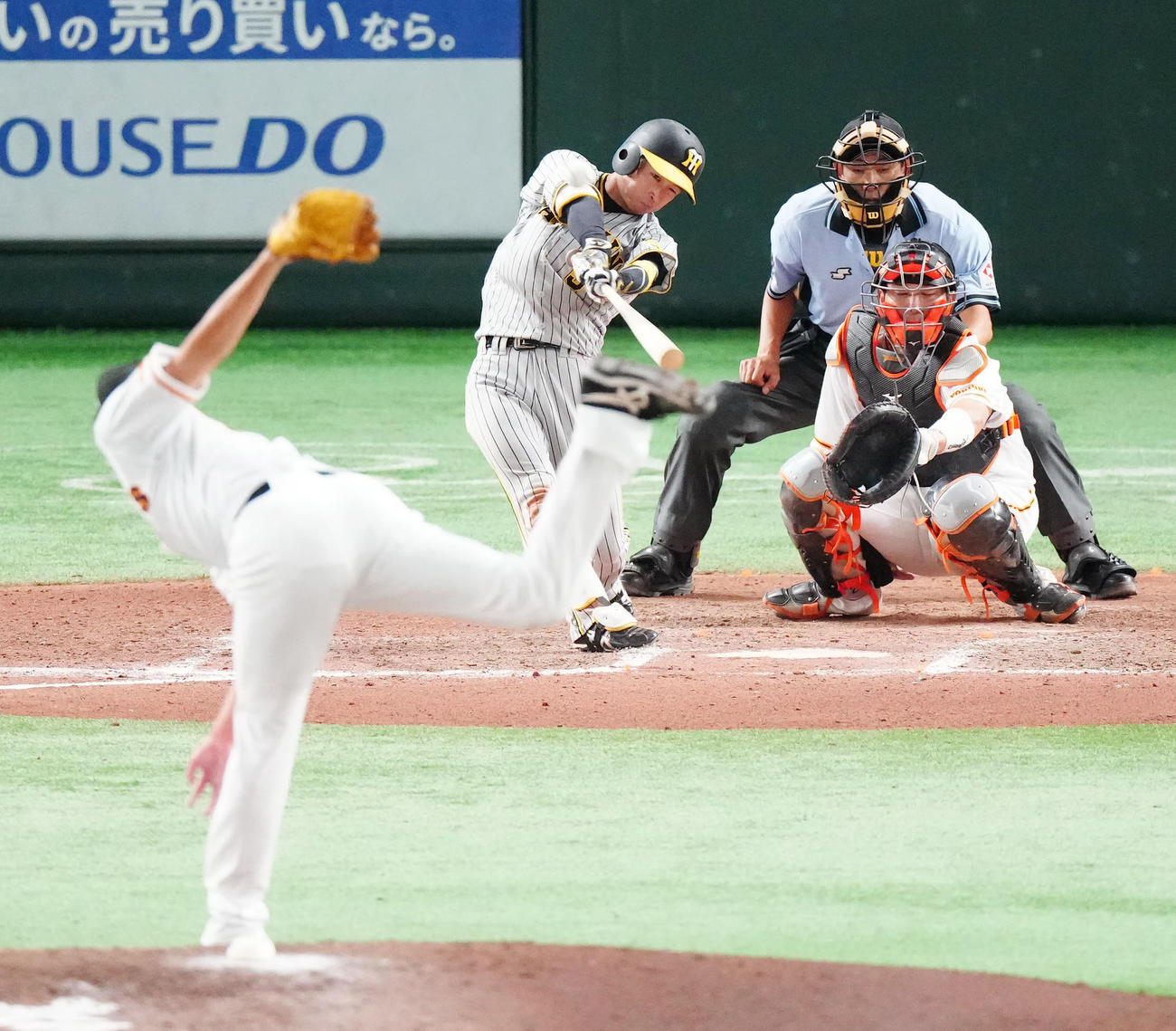 巨人対阪神　8回表阪神1死、右越えソロ本塁打を放つ近本。投手田中千（撮影・江口和貴）