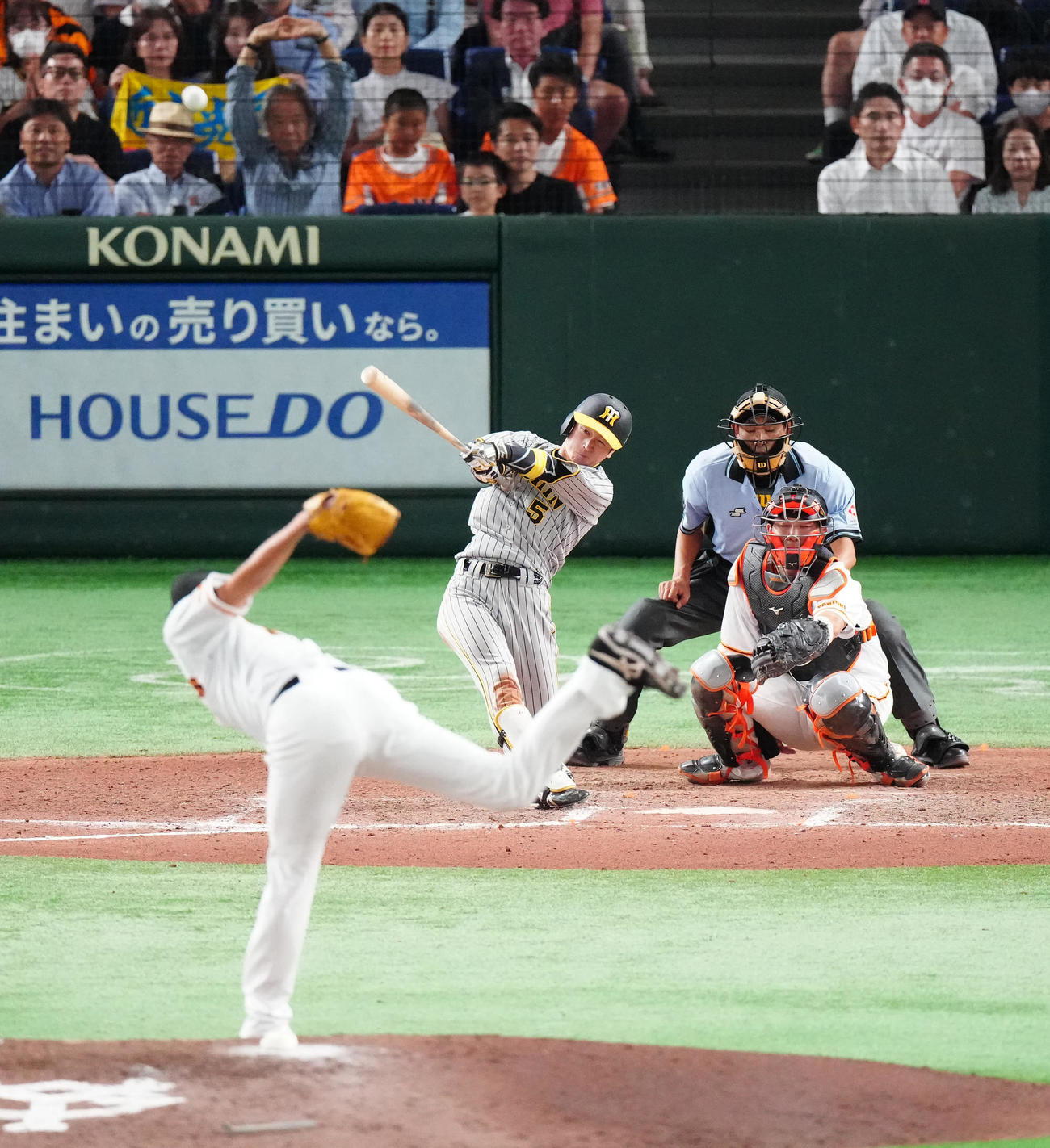 巨人対阪神　8回表阪神1死、右越えソロ本塁打を放つ近本。投手田中千（撮影・江口和貴）