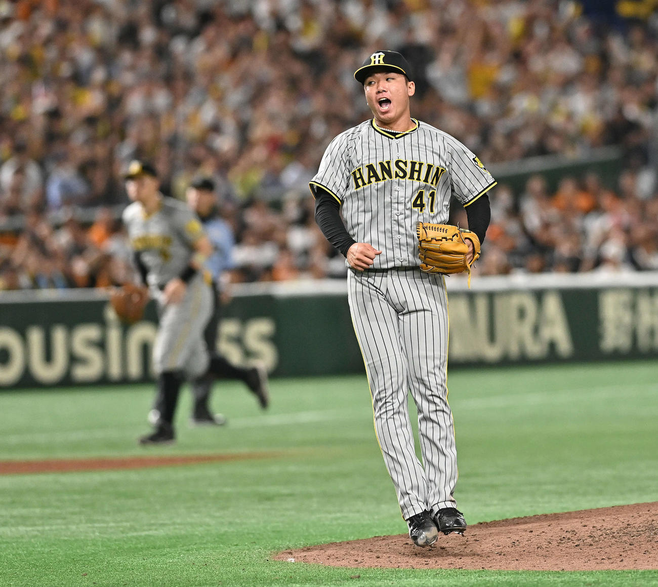 巨人対阪神　6回裏巨人2死二塁、代打中田翔を空振り三振に仕留めさけぶ村上（撮影・滝沢徹郎）