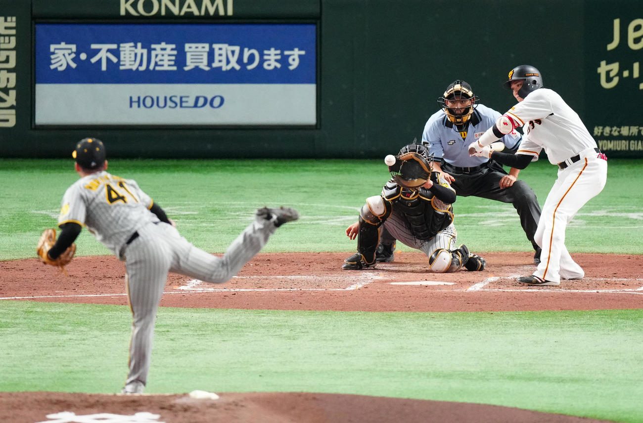 巨人対阪神　3回裏巨人2死満塁、見逃しの三振に倒れる坂本。投手村上（撮影・江口和貴）