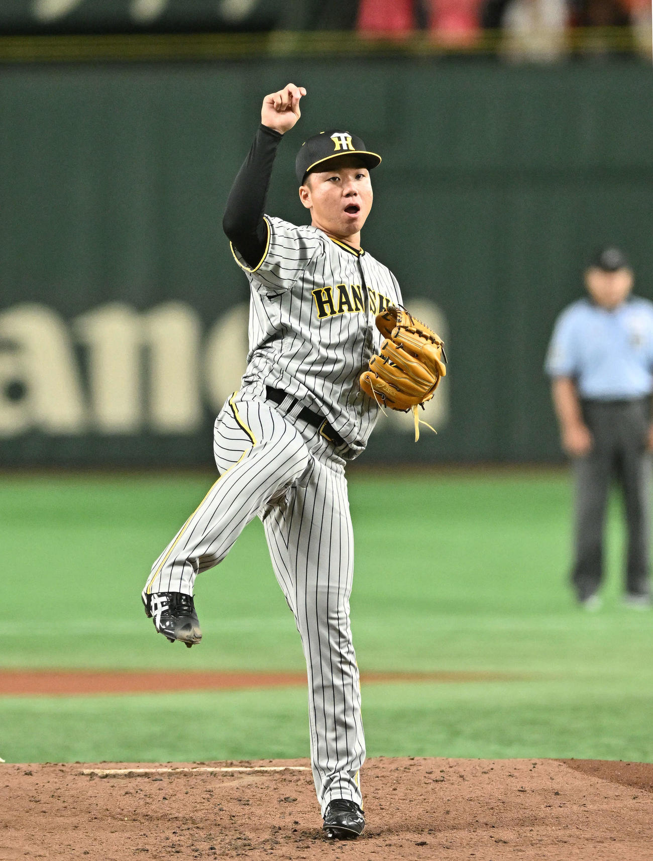 巨人対阪神　気合の入った表情で投球する阪神先発の村上（撮影・滝沢徹郎）