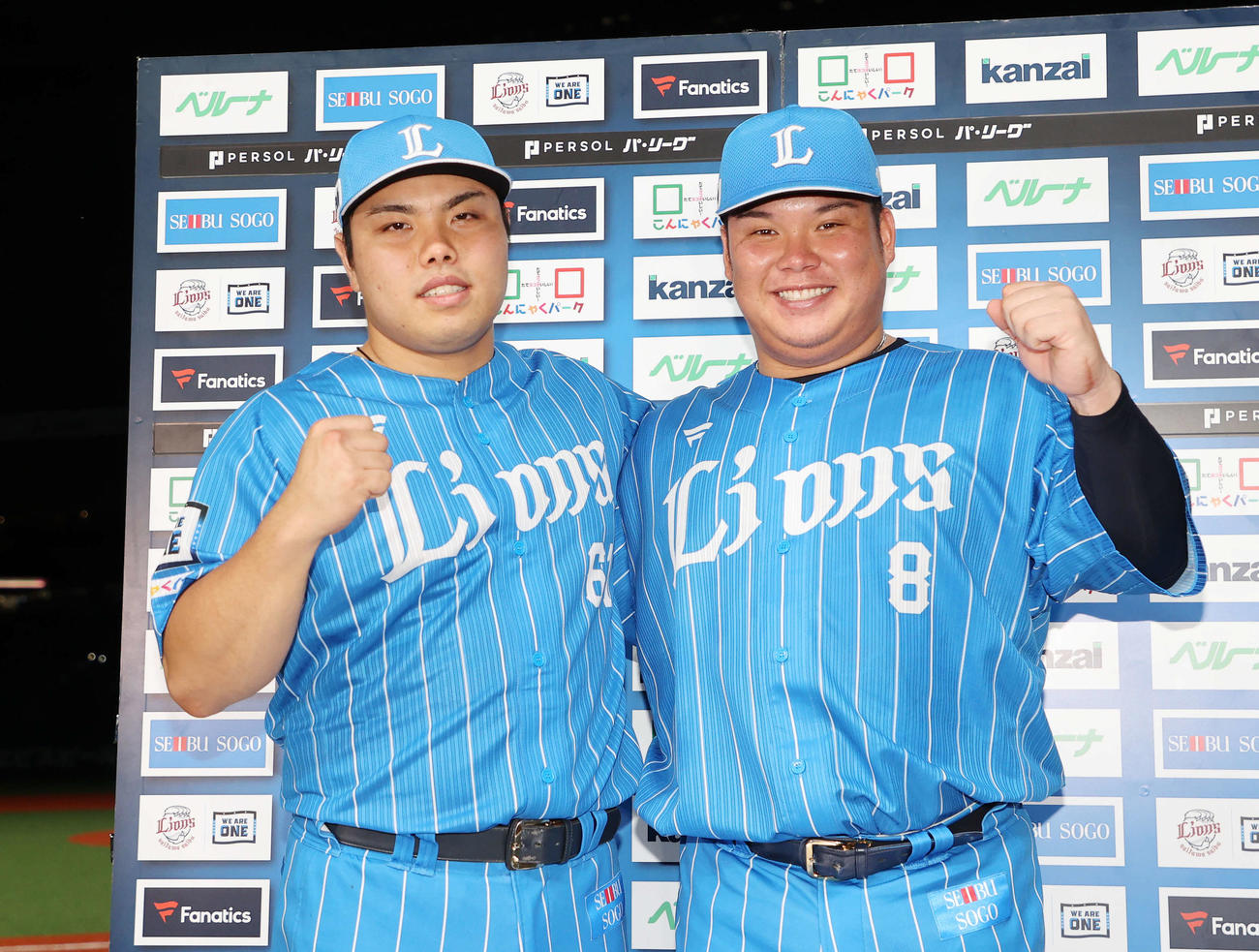 西武対日本ハム　勝利し笑顔でガッツポーズする西武平良（左）と渡部（撮影・鈴木正人）