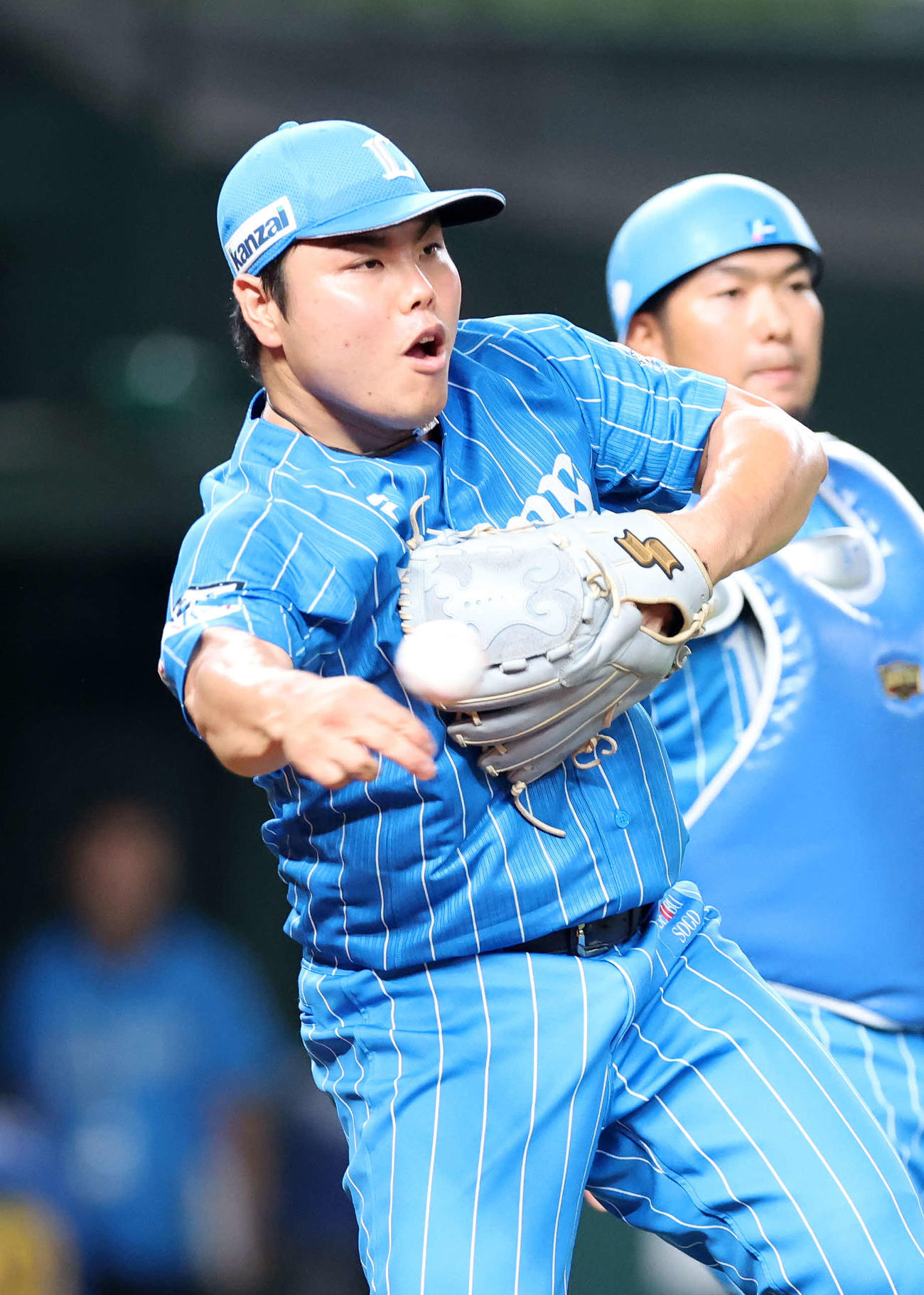 西武対日本ハム　3回表日本ハム2死、郡司の打球を一塁送球する西武平良（撮影・鈴木正人）