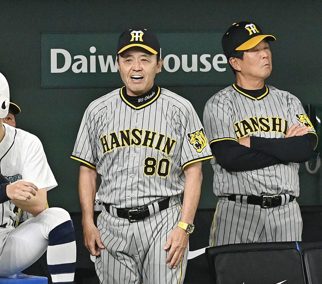 巨人対阪神　6回表阪神無死、近本は顔面近くのボールに巨人ベンチに向かい声を出す岡田監督（左）（撮影・滝沢徹郎）