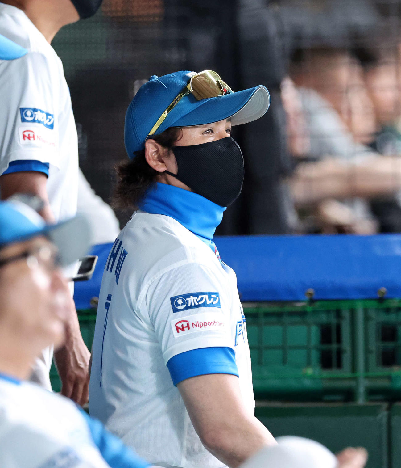 西武対日本ハム　9回表、戦況を見つめる日本ハム新庄監督（撮影・鈴木正人）