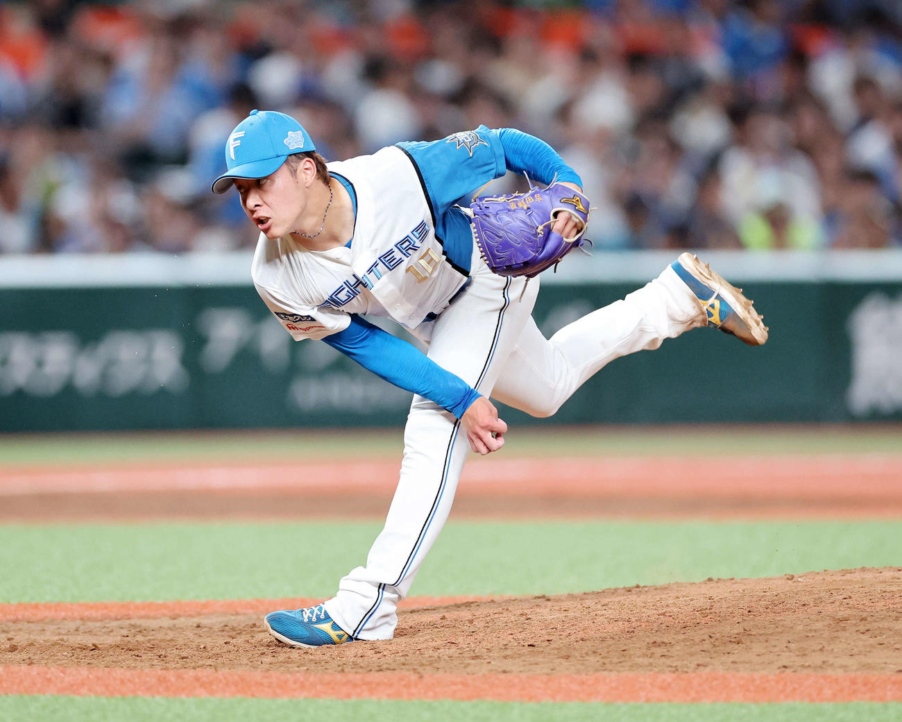 西武対日本ハム　力投する日本ハム3番手の吉田（撮影・鈴木正人）