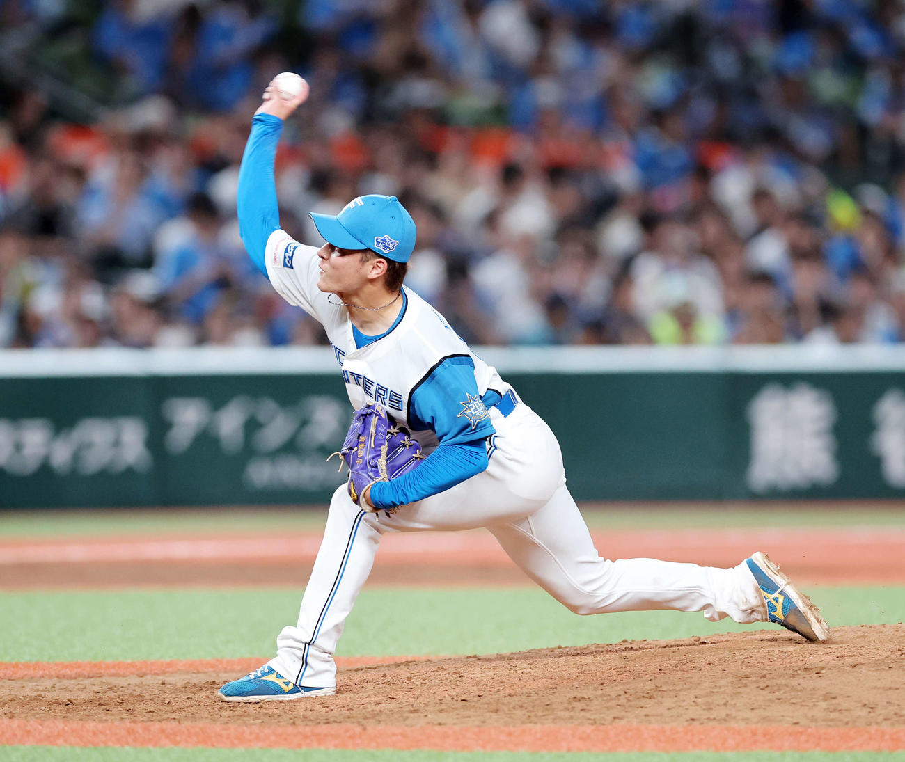 西武対日本ハム　力投する日本ハム3番手の吉田（撮影・鈴木正人）