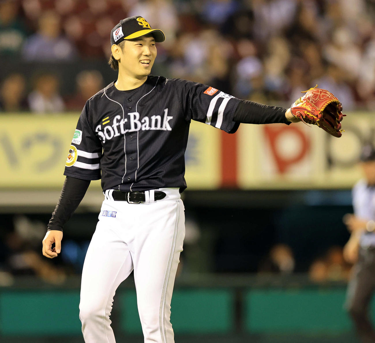 楽天対ソフトバンク　5回裏楽天2死一、二塁、安田を遊ゴロに仕留めて、笑顔で野手にグラブを向ける石川（撮影・浅見桂子）