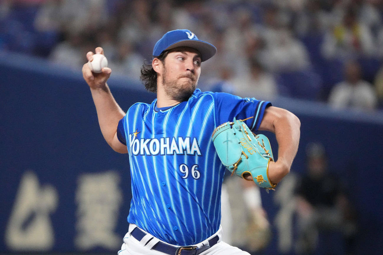 中日対DeNA　試合開始から2回まで水色のグラブでマウンドに上がるDeNA先発のバウアー（撮影・森本幸一）