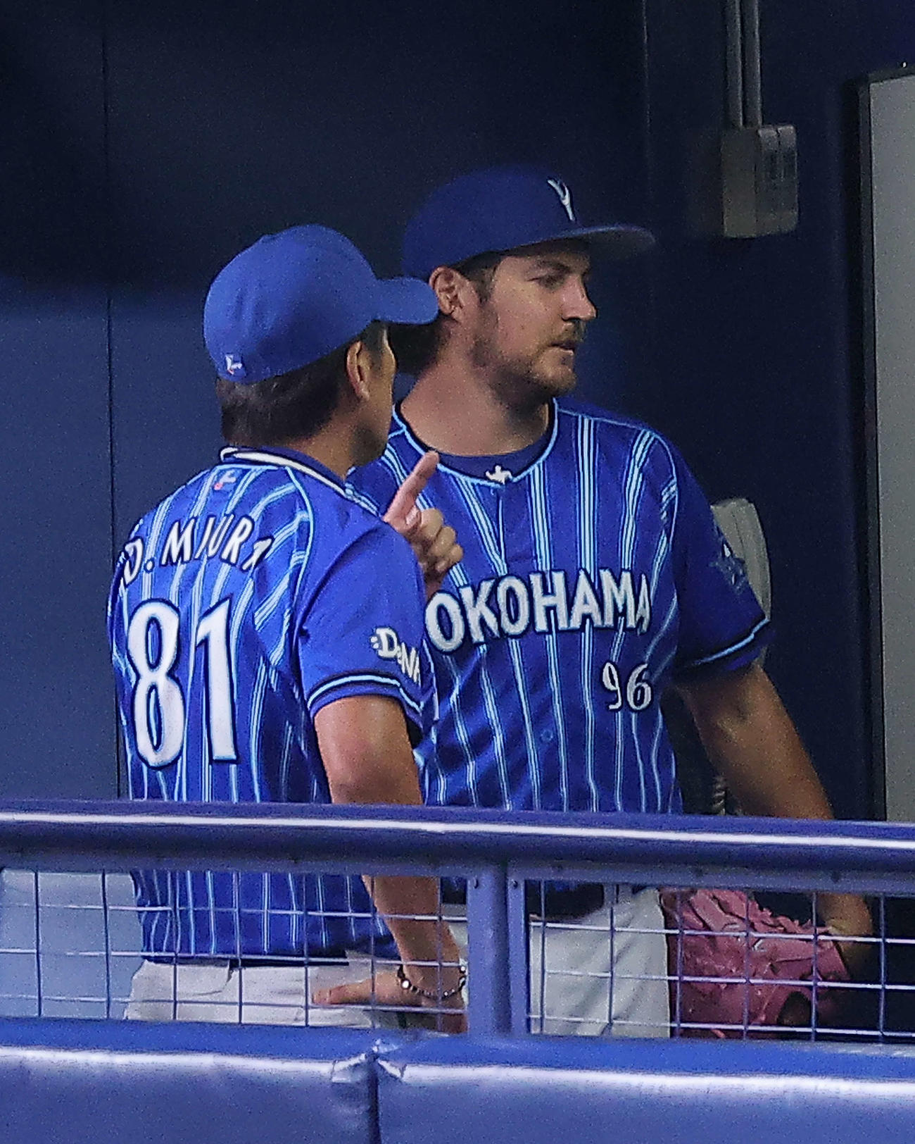 中日対DeNA 8回裏を終え、三浦監督（左）と言葉を交わすバウアー（撮影・河田真司）