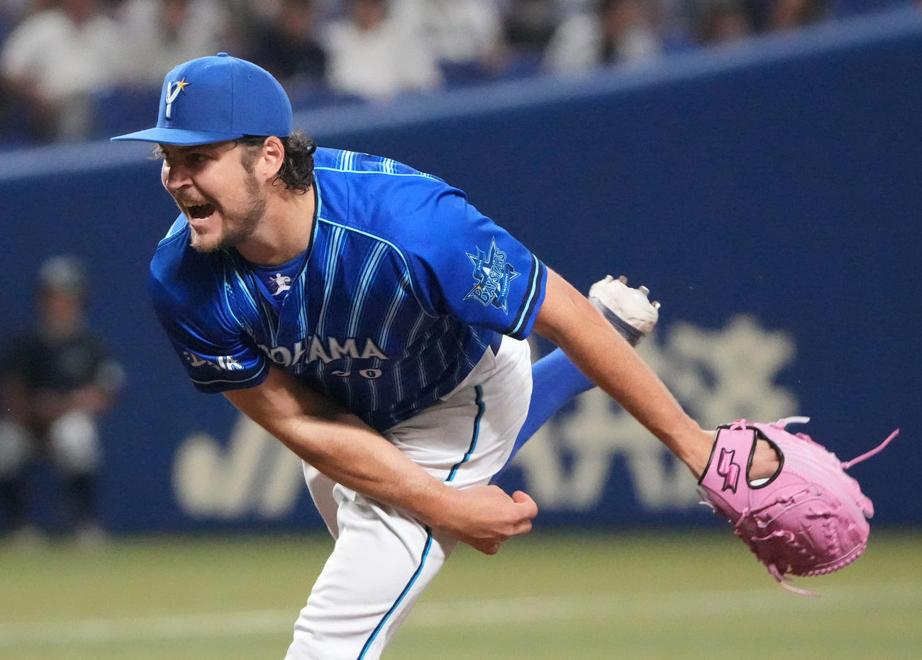 中日対DeNA 8回裏、力投するDeNA先発のバウアー（撮影・森本幸一）
