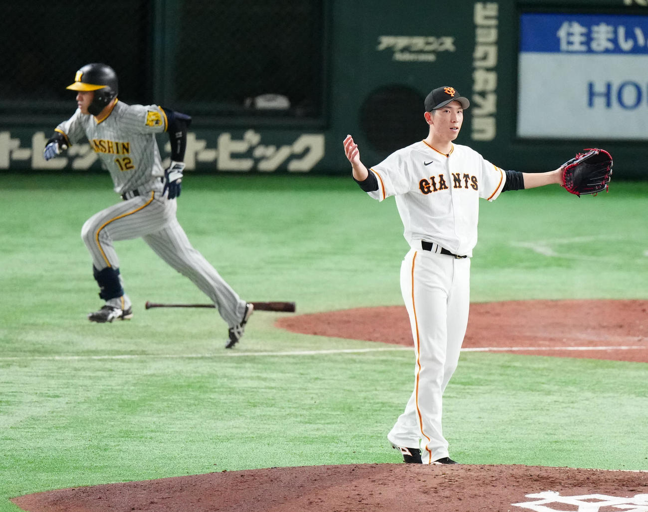 巨人対阪神　4回表阪神1死三塁、坂本（左）に適時打を浴びる戸郷（撮影・江口和貴）